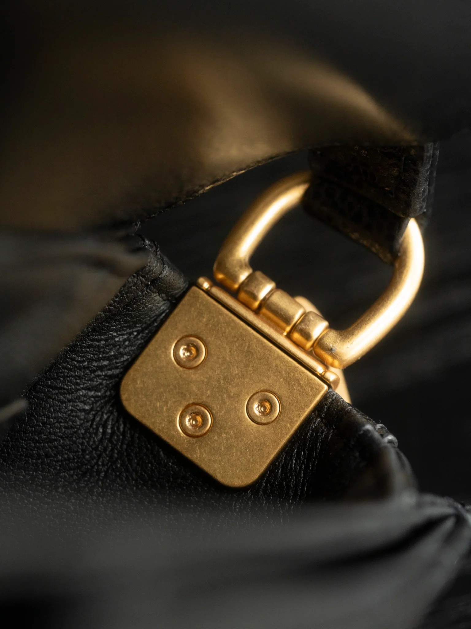 Мини-сумочка Chanel с клапаном и ручкой - черная