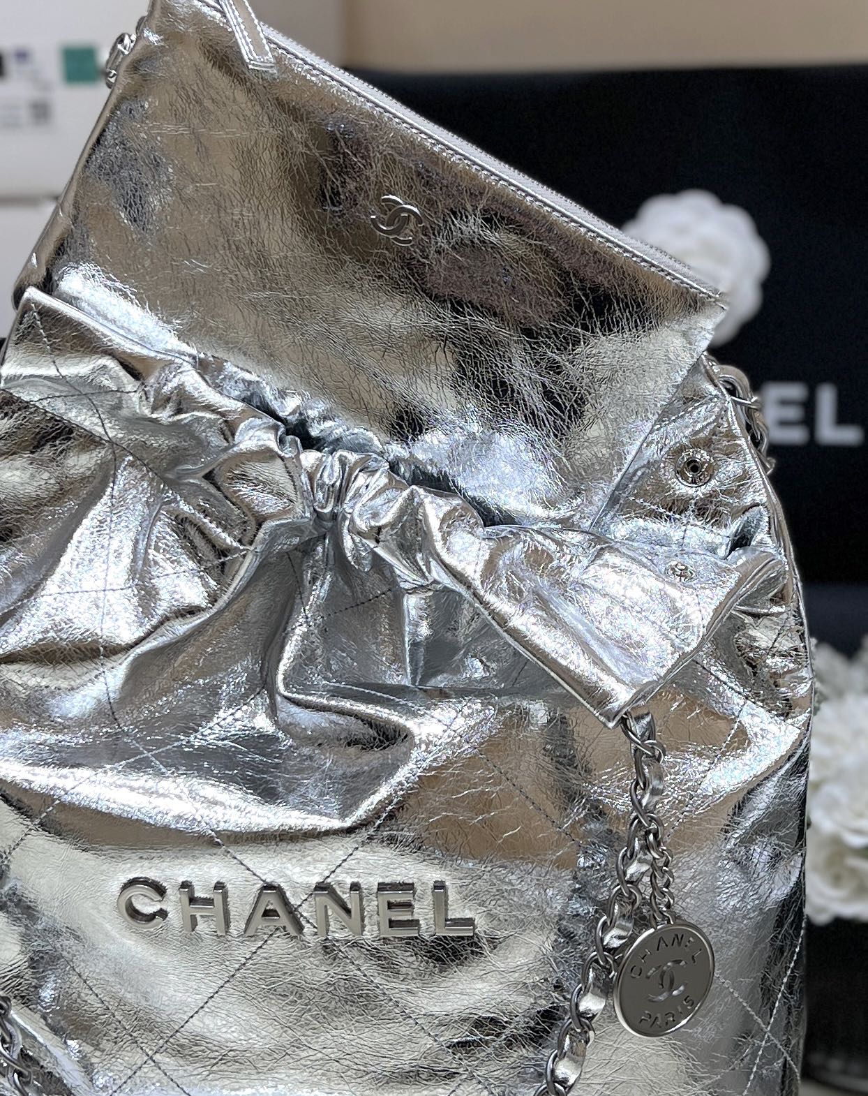 Мусорный мешок Chanel 25c из металлизированной кожи - серебристый