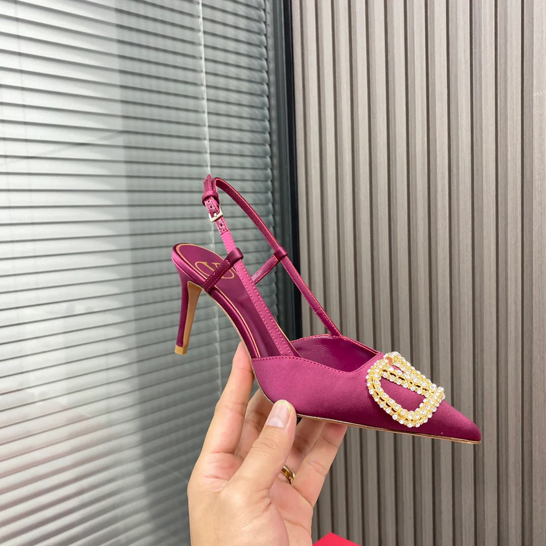 Valentino - Новейшая коллекция бутика - Сандалии и туфли на каблуке с V-образными замшевыми вставками - 1