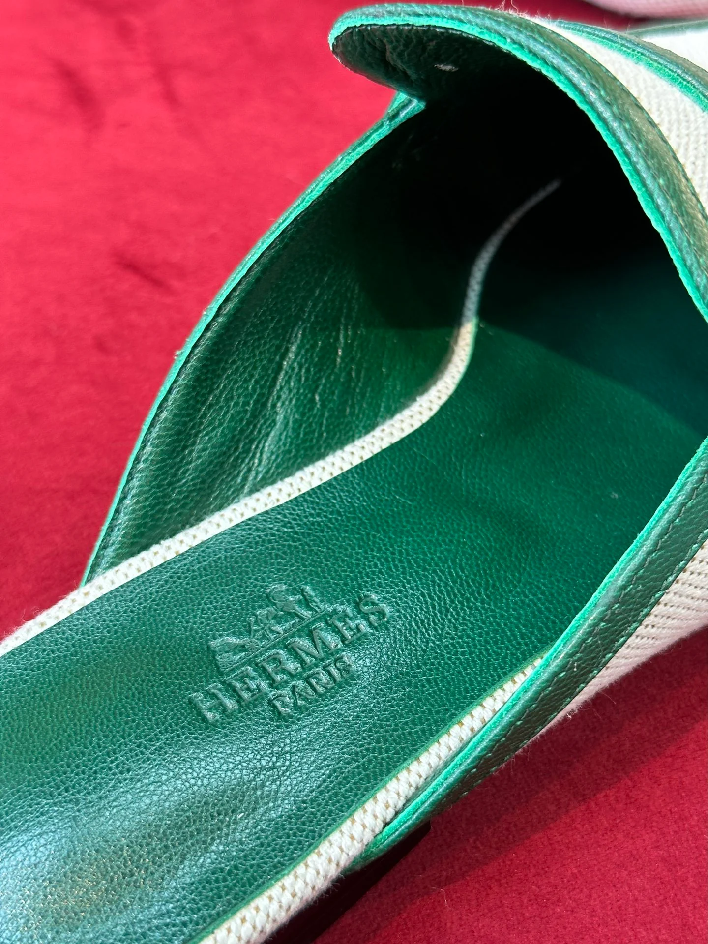 Новинка сезона весна/лето 2023 от Hermes - кожаные тапочки с квадратным носком - белые и зеленые.