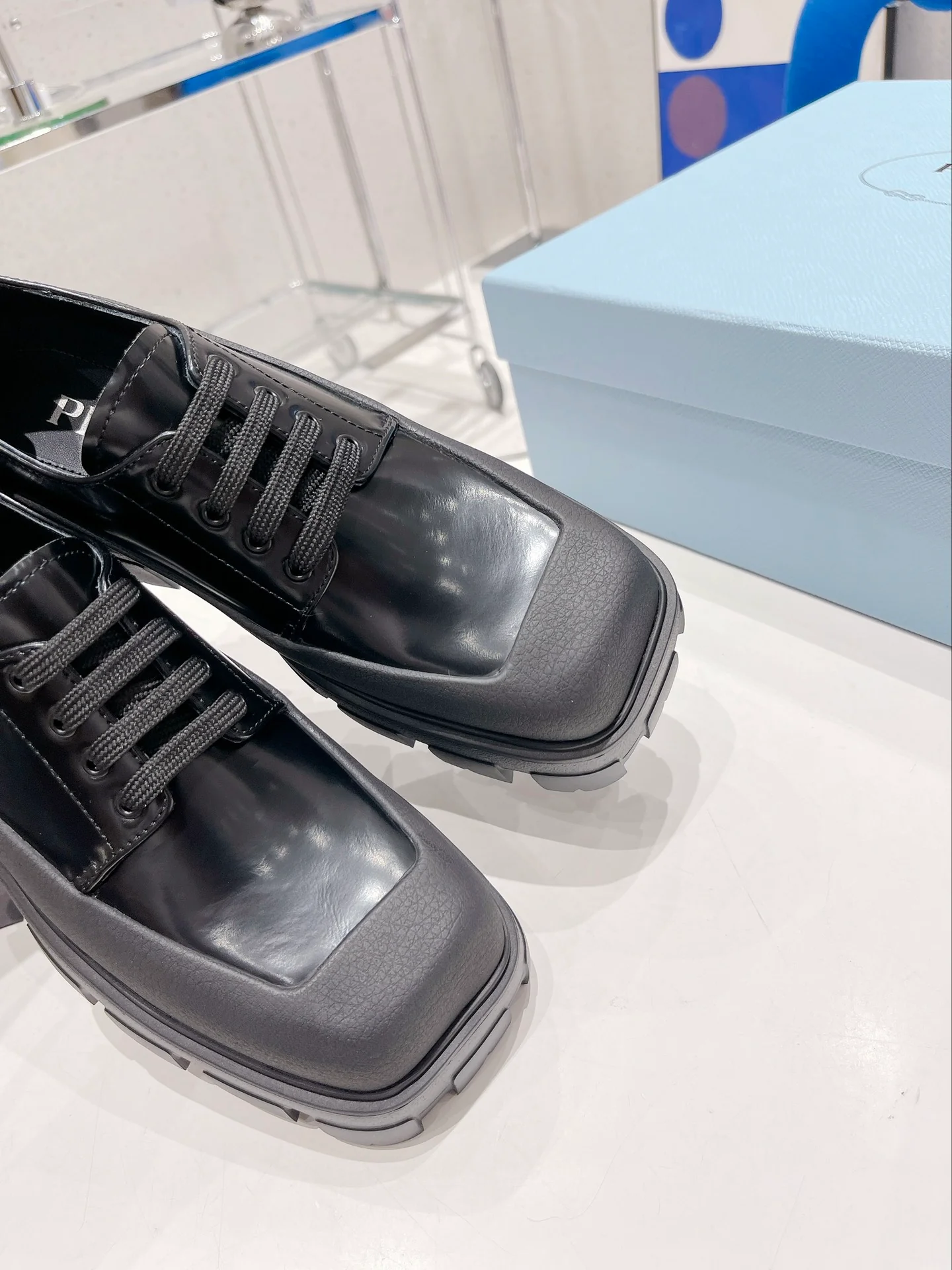 Новинка Prada 2022 года - лоферы на платформе с квадратным носком.