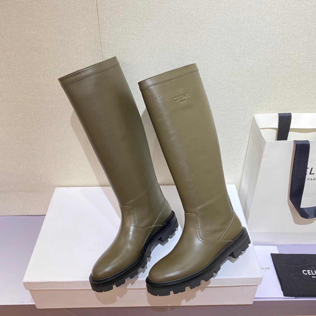 Образ Celine с показа Триумфальной арки — сапоги для верховой езды — зеленые.