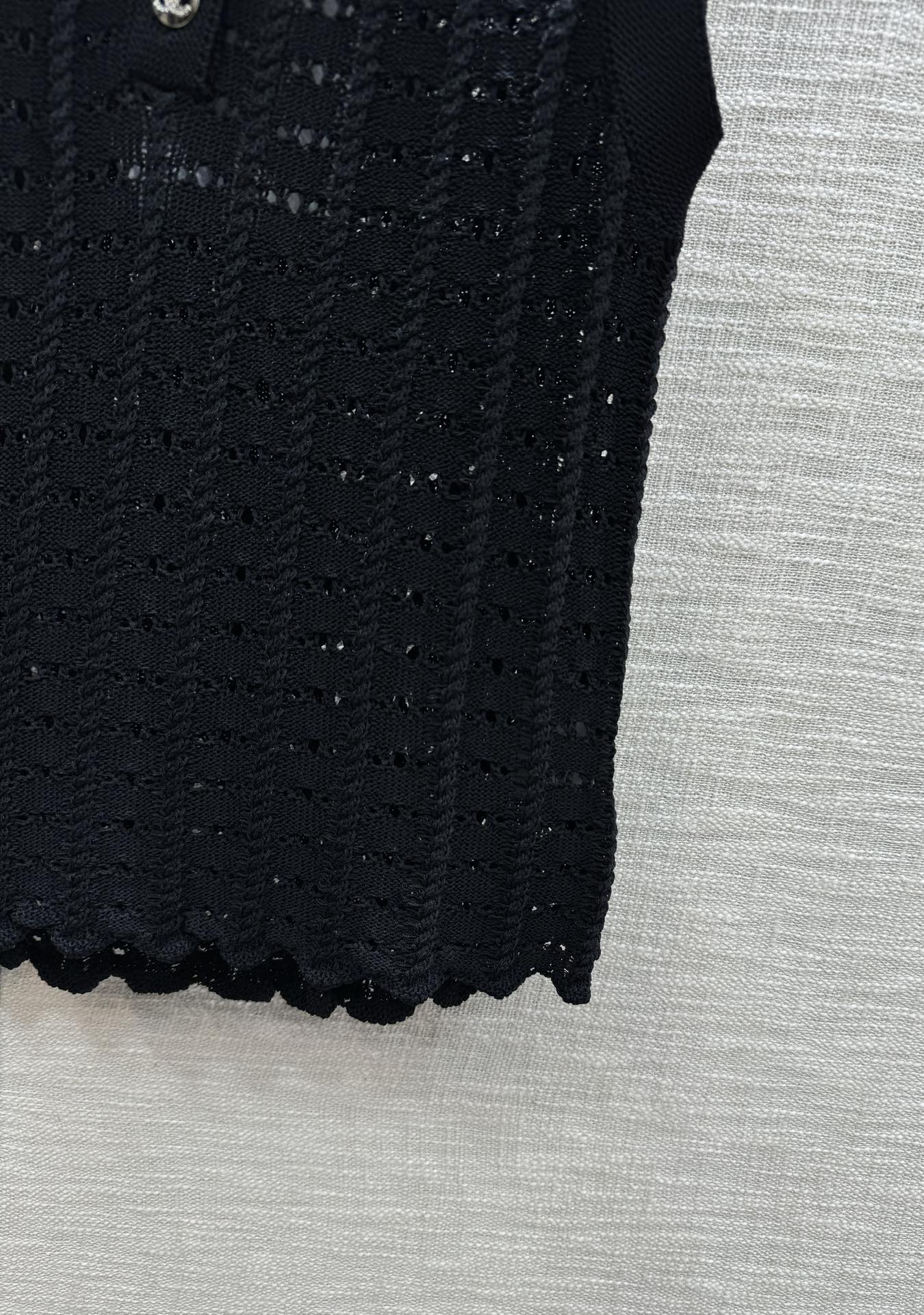 Chanel - 2403-24 Новейший жилет из трикотажа с ажурным воротником-поло, модель ?Ранняя весна?, черный.