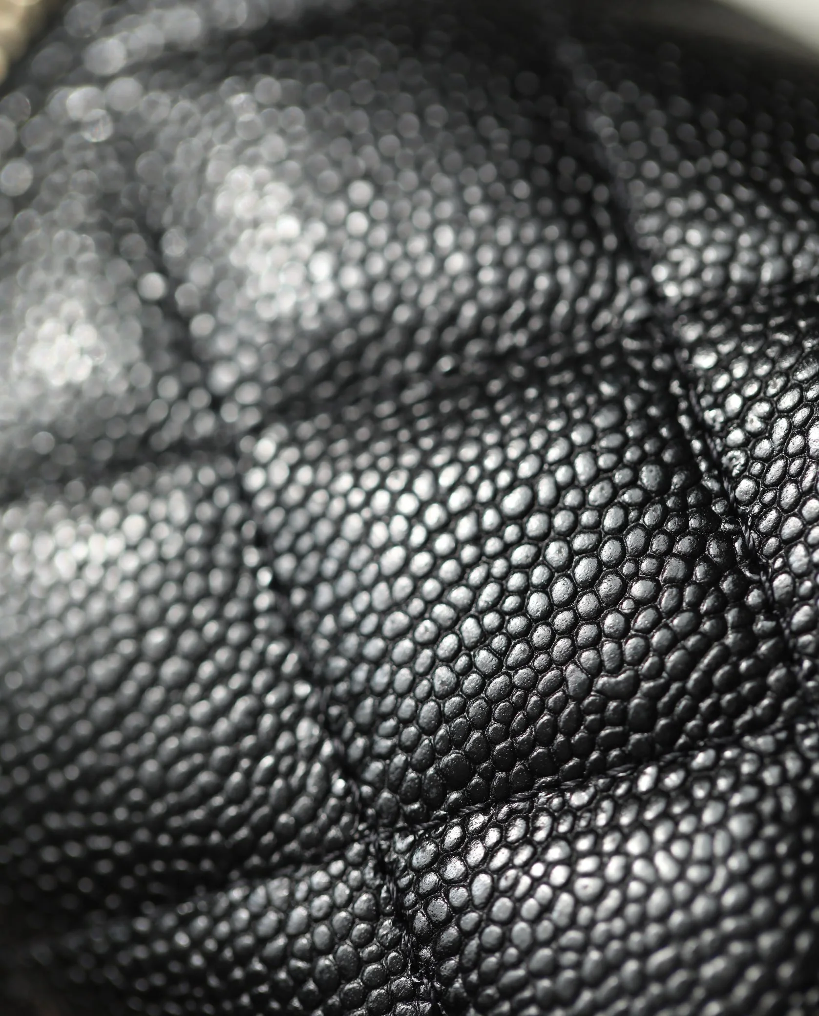 Chanel Весна/Лето 2023 - Маленькая сумка через плечо с цепочкой и регулируемой застежкой в ??форме сердца - Черная