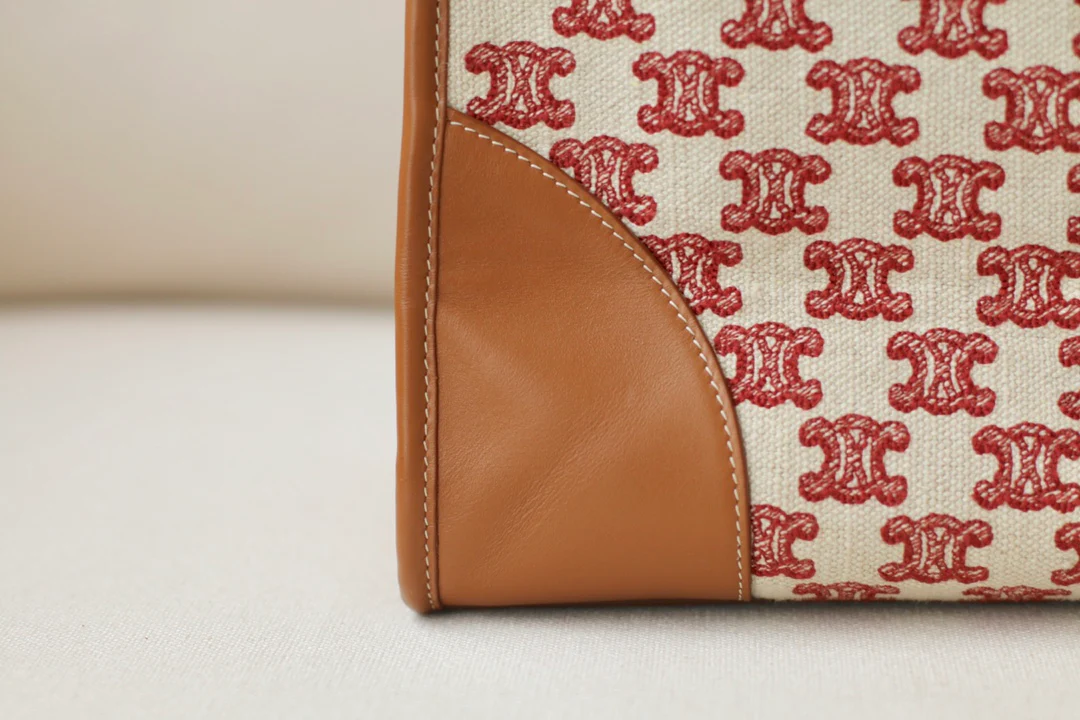 Сумка Celine Cabas Triomphe с вышивкой, горизонтальная.