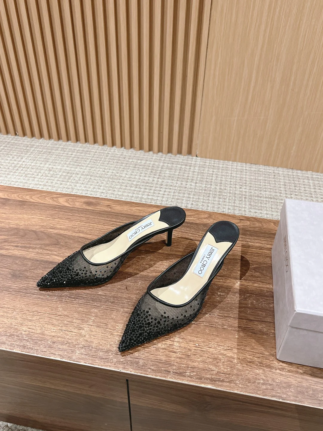 Jimmy - Туфли на каблуке с острым носком и стразами, сетчатые, черные