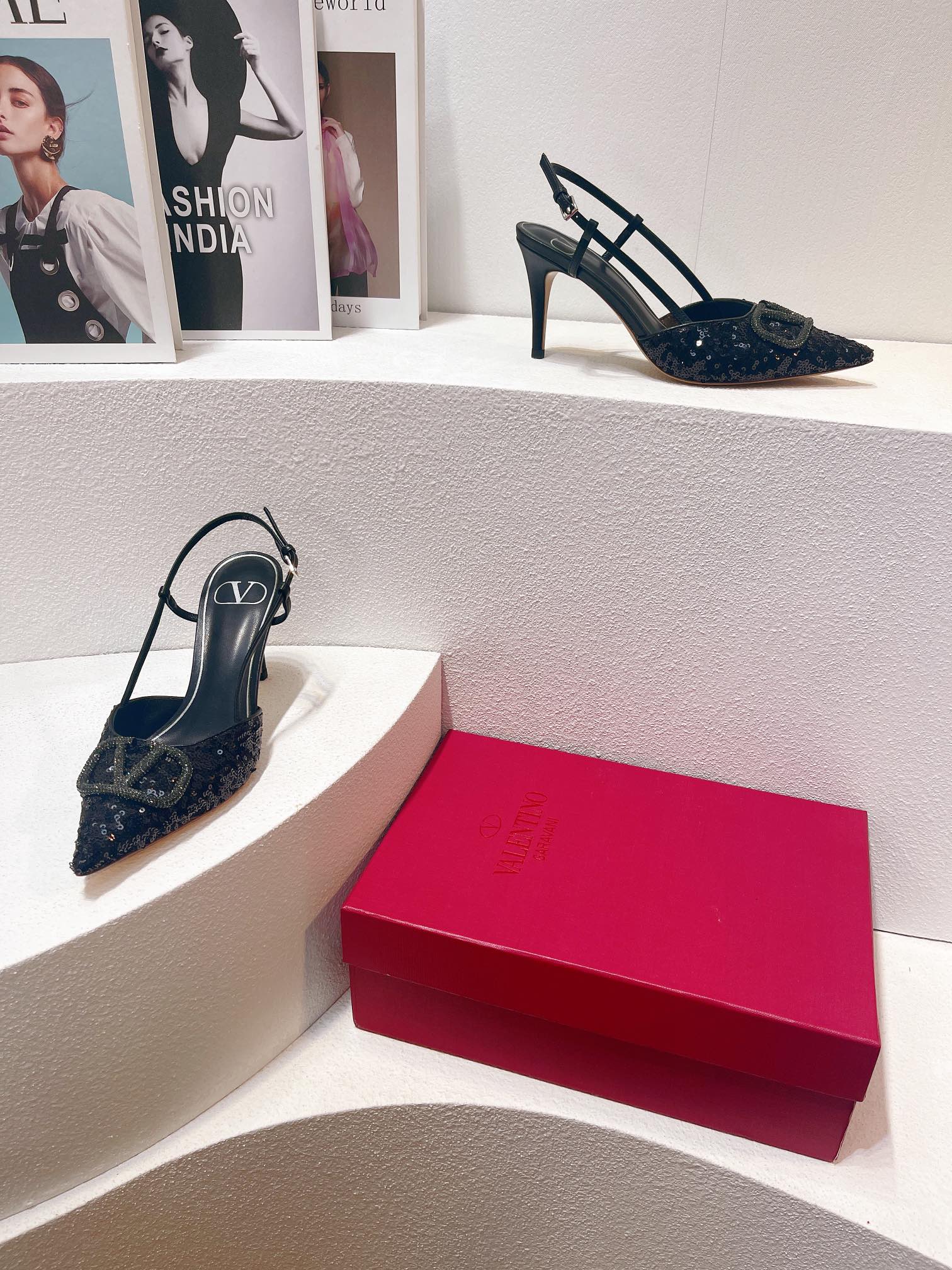 Новинка с официального сайта Valentino 2023 — Глянцевые босоножки на низком каблуке с острым носком — 8 см — Синие