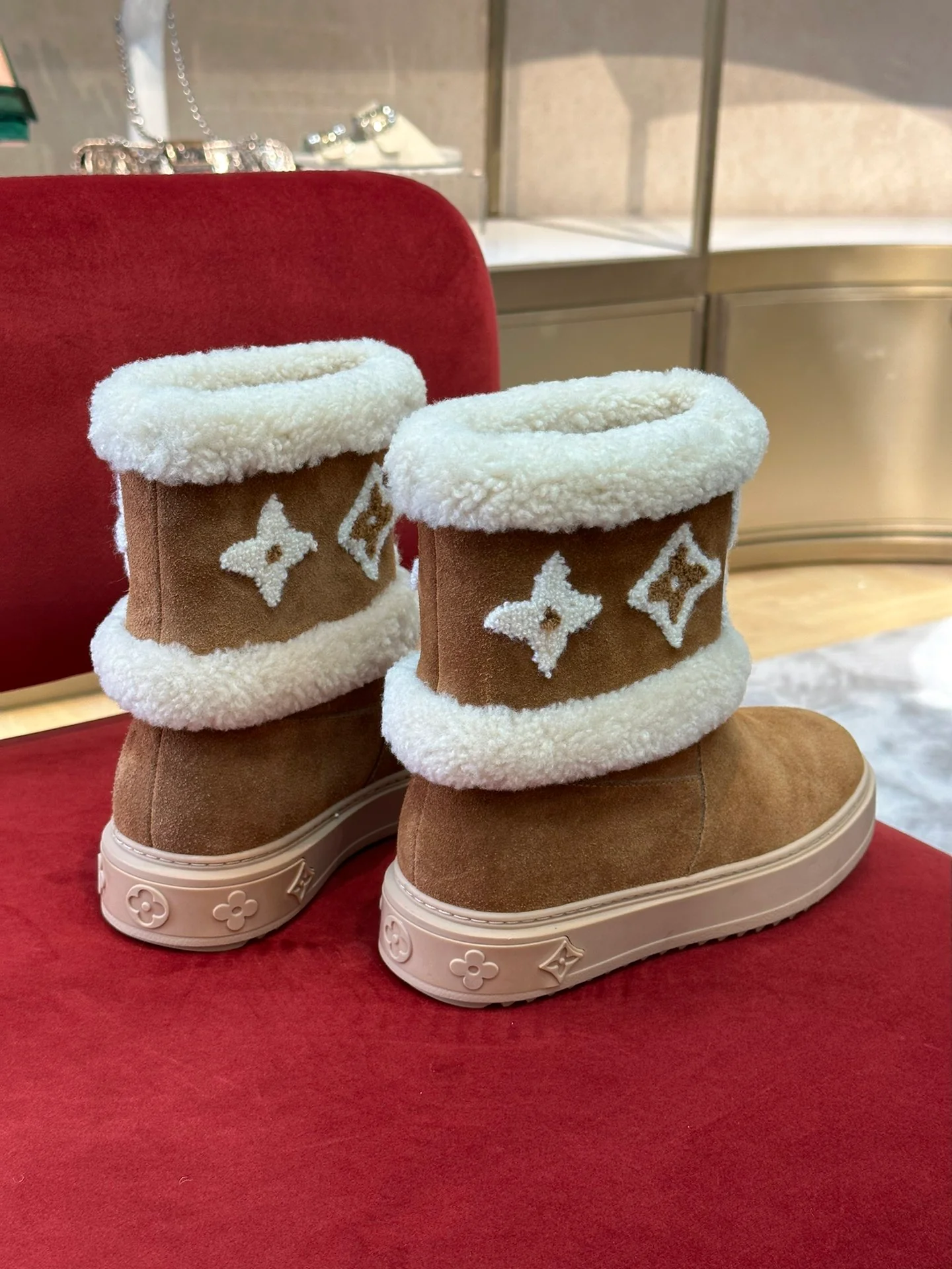 Новинка осенне-зимней коллекции LV 2022 — Снежные сапоги из натуральной овчины — Коричневые — 1 шт.