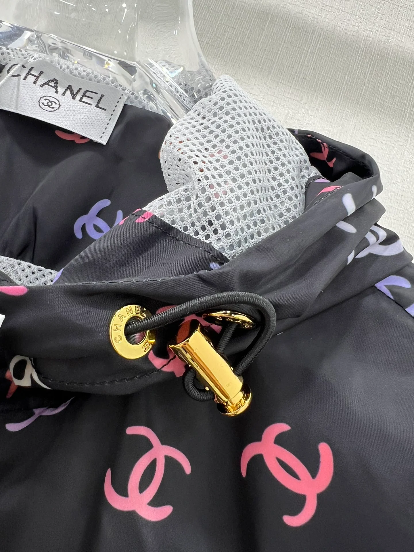 Солнцезащитный костюм Chanel 2404 с принтом - черный