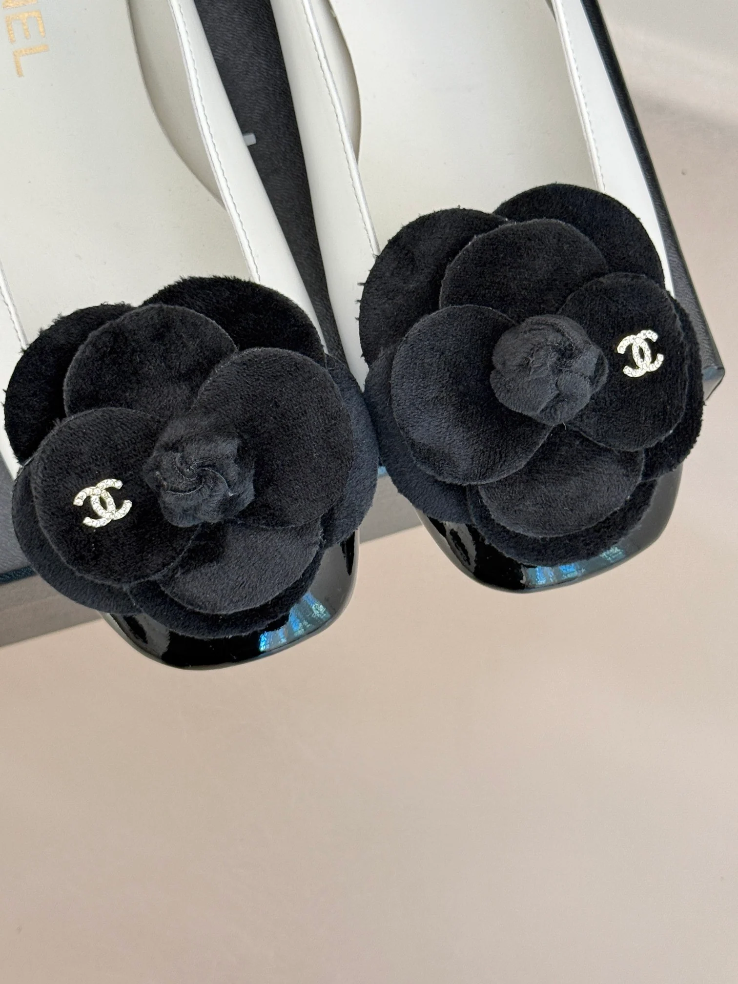 Туфли на низком каблуке Chanel Camellia 2024 — белые