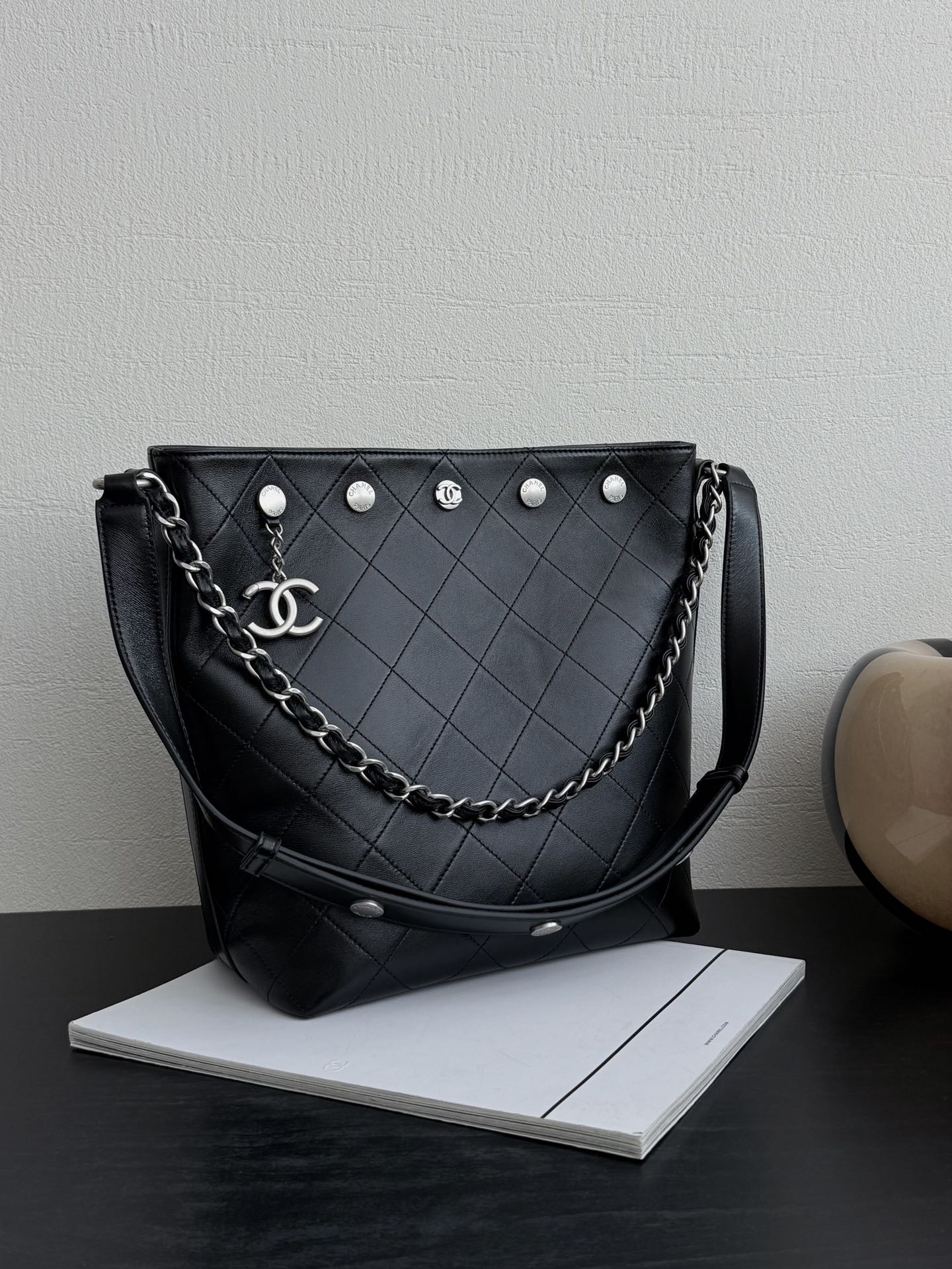 Сумка Chanel в стиле хиппи с золотой монетой 25 пенсов — черно-серебряная.