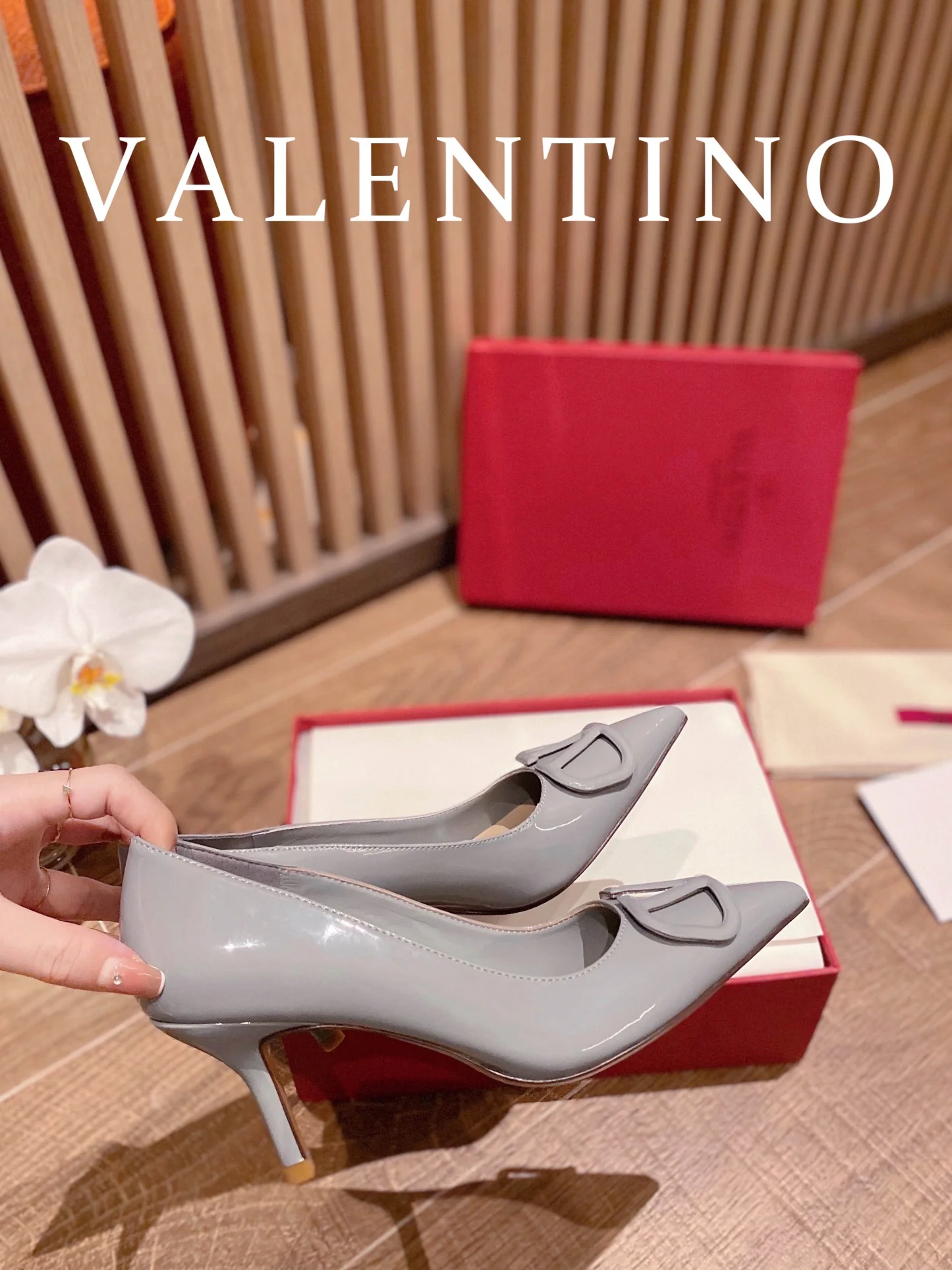 Туфли Valentino на V-образном каблуке из лакированной кожи - серые