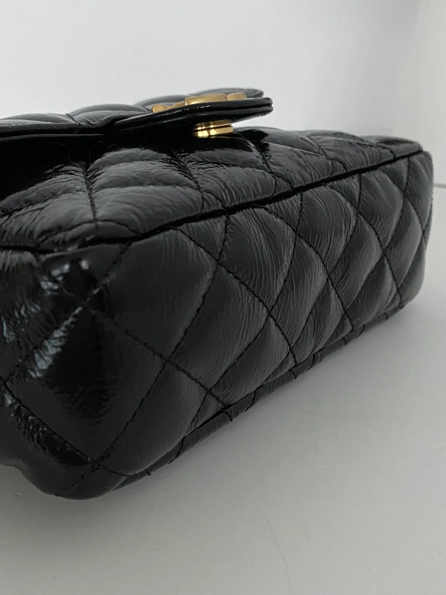 Коллекция Chanel ?Ранняя весна 2023? — сумка-хобо ?Хиппи? — маленькая — черная