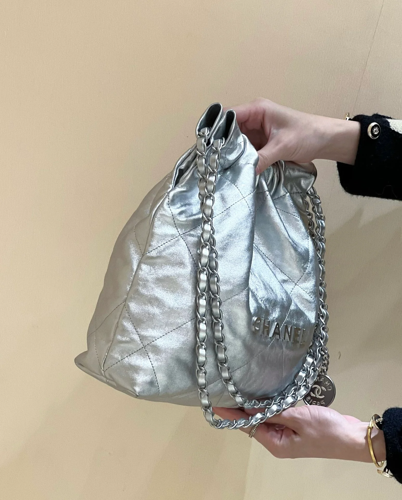 Коллекция Chanel Весна/Лето 2023: Новинка - Сумка 22 - Маленькая - Серебристая
