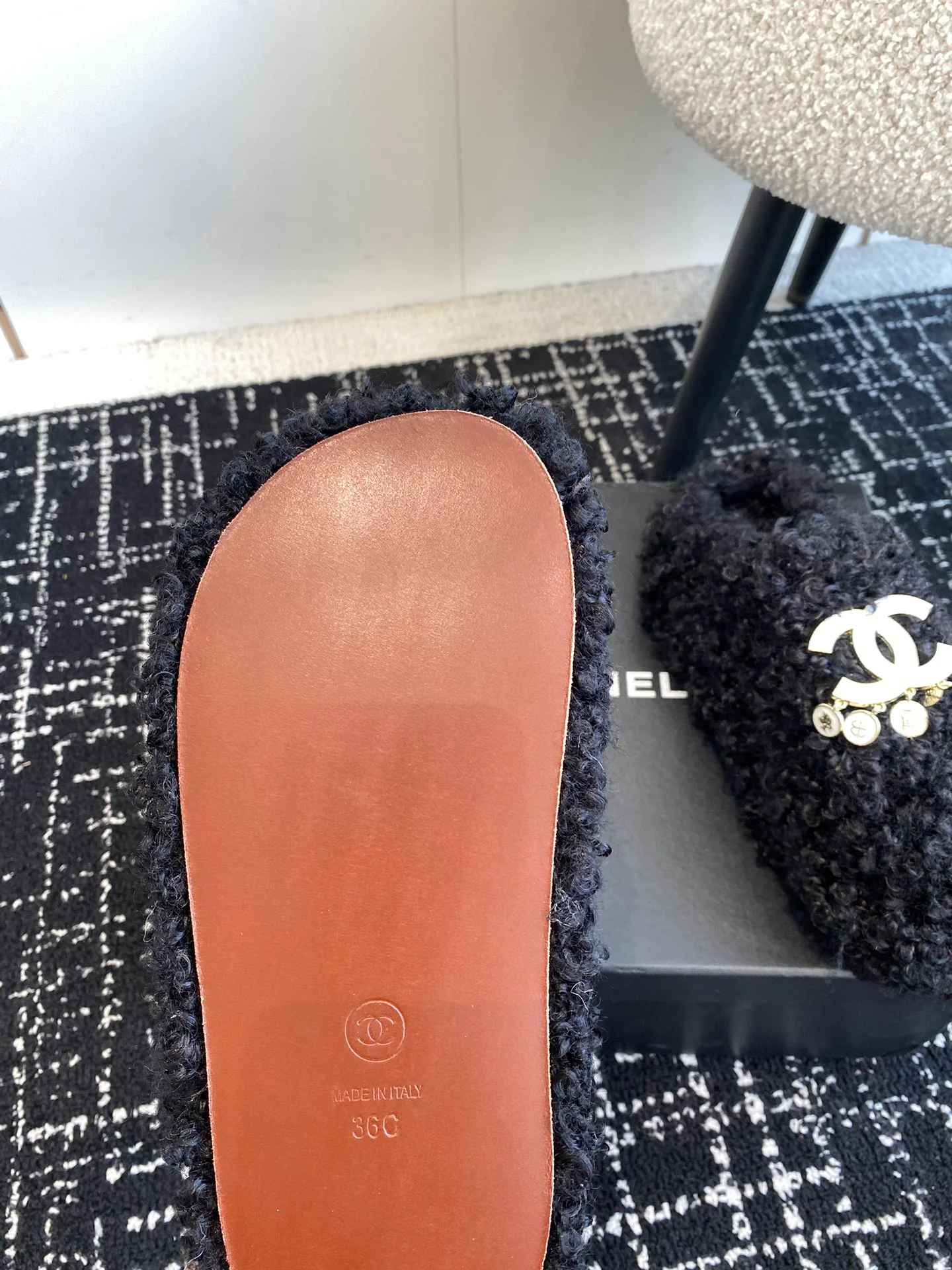 Меховые тапочки Chanel 2024 - черные