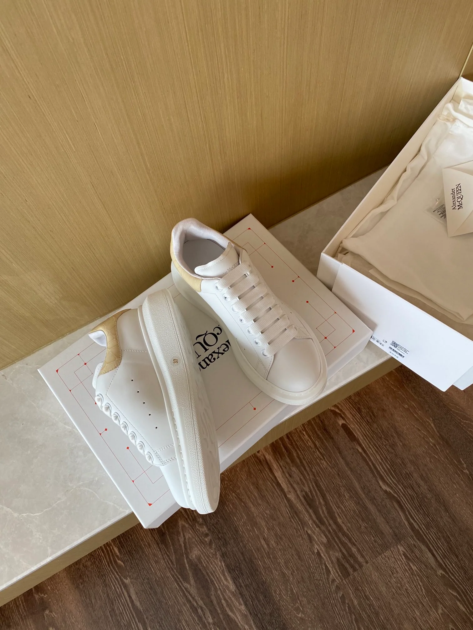 Классические белые кроссовки McQueen - на каблуке-резинке - в клетку - желтые