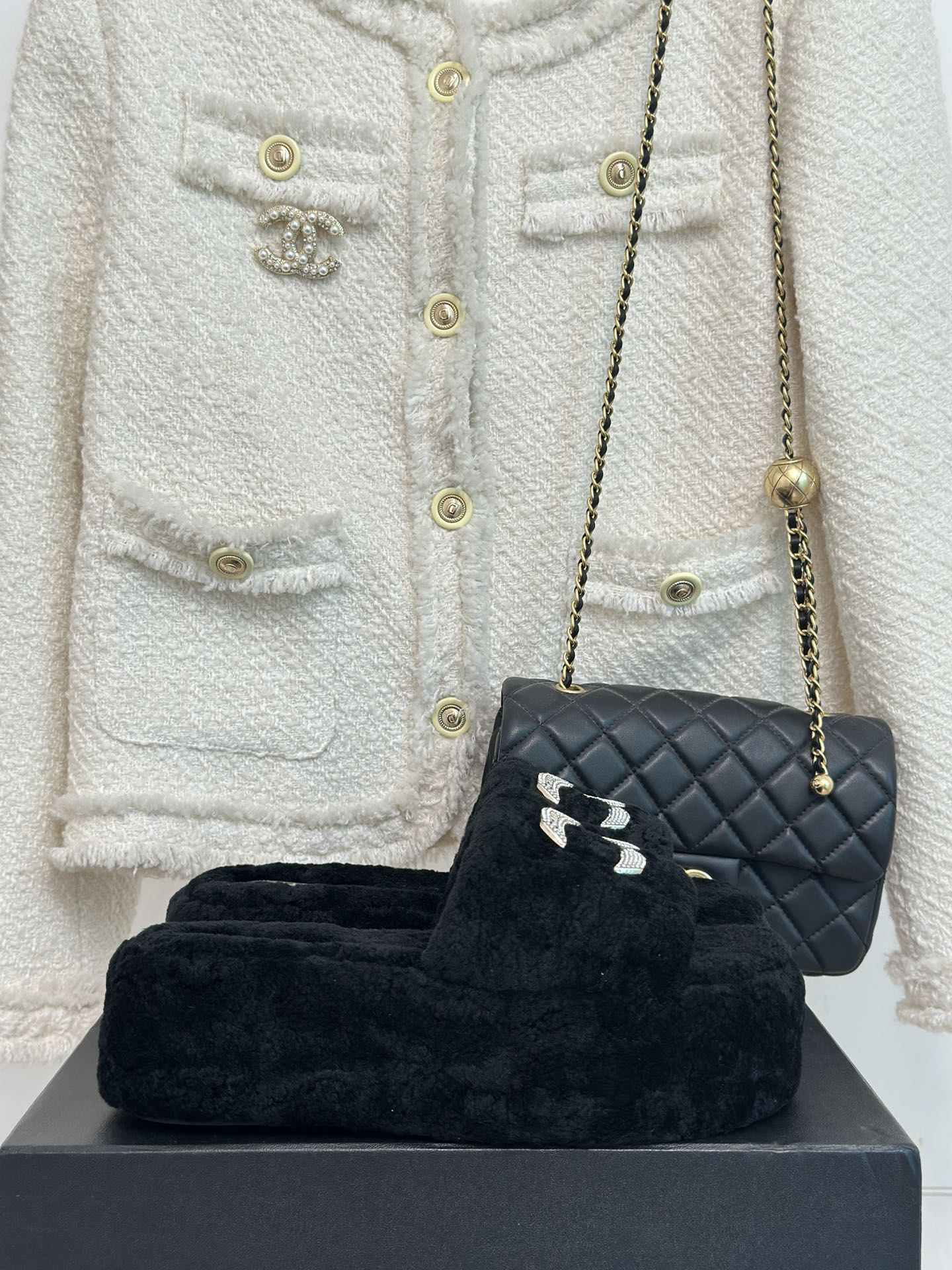 Классические всесезонные домашние тапочки Chanel Double C с меховой подкладкой и открытой пяткой - черные.