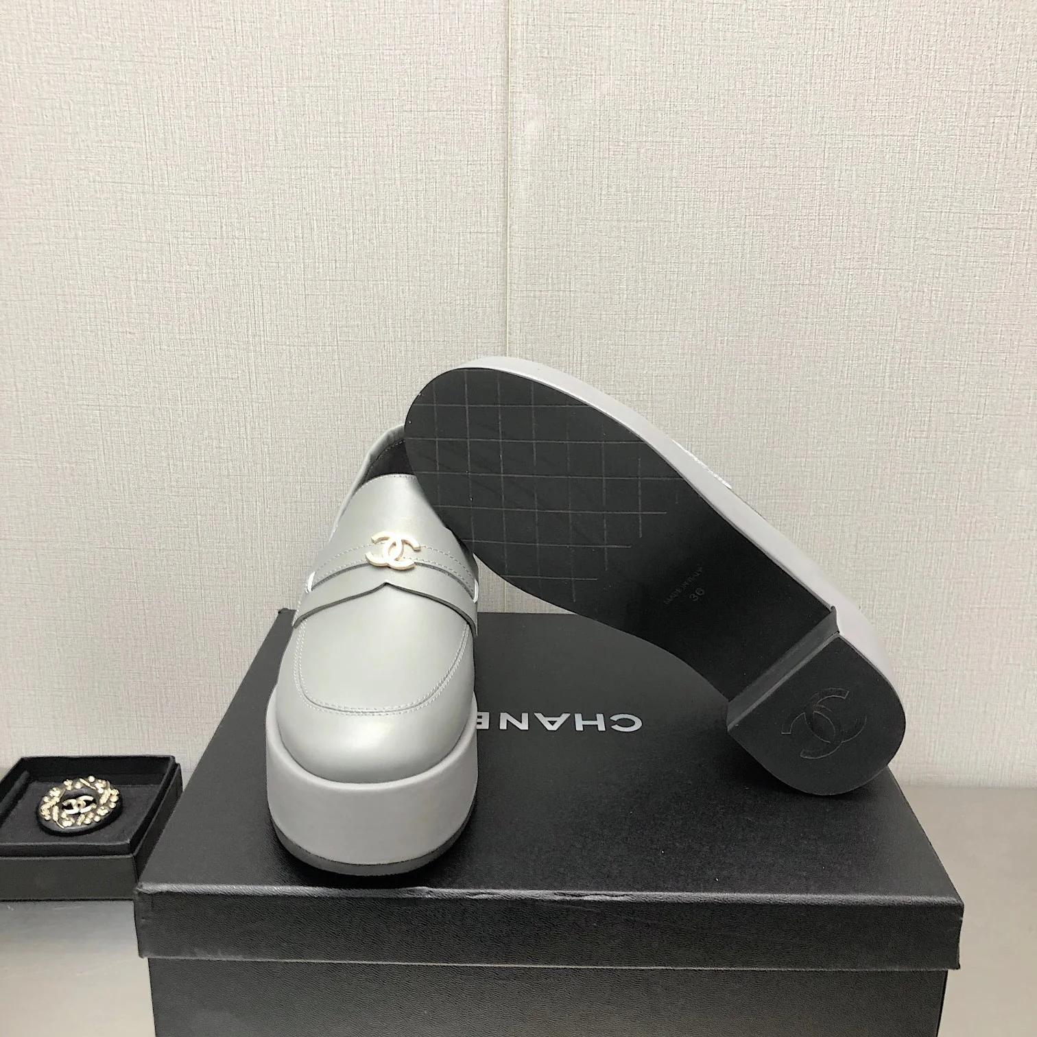 Новинка сезона осень/зима 2022 от Chanel - Лоферы на платформе - Серебристые