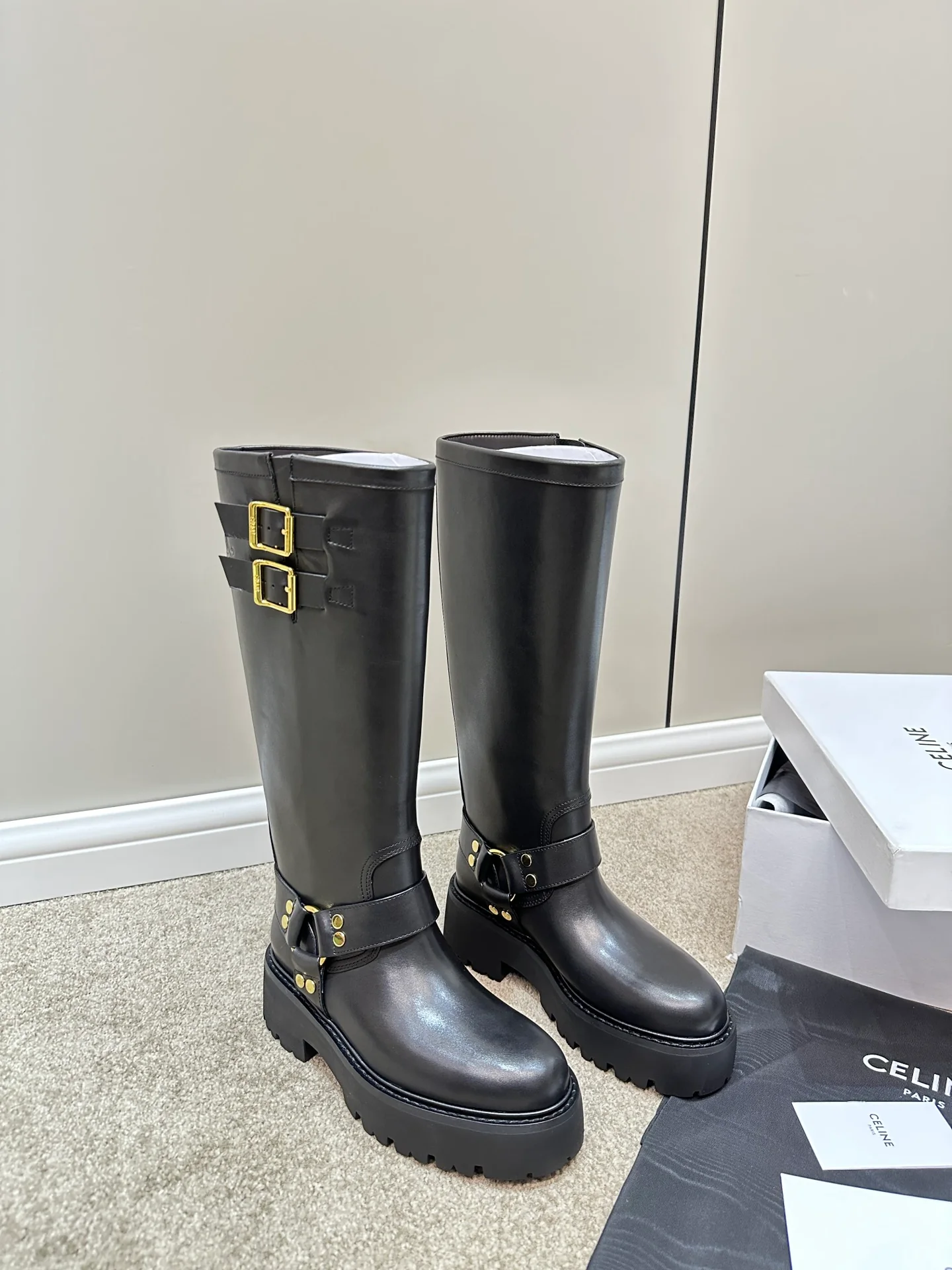 Образ с показа Celine осень/зима 2023 — высокие сапоги — черные