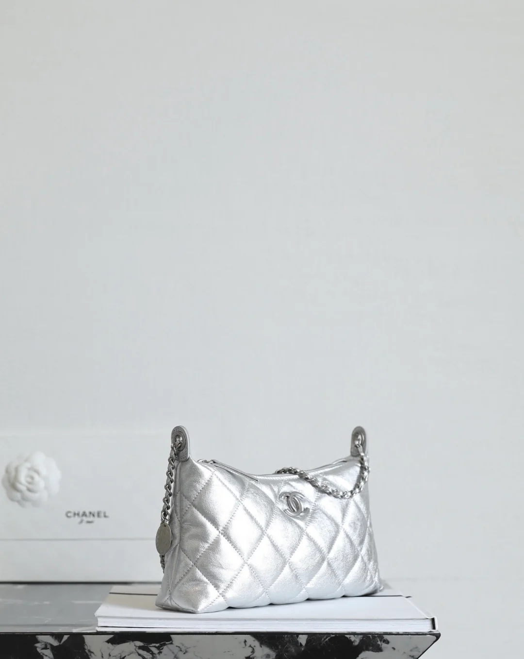 Сумка-пельмень Chanel с серебряной цепочкой для монет