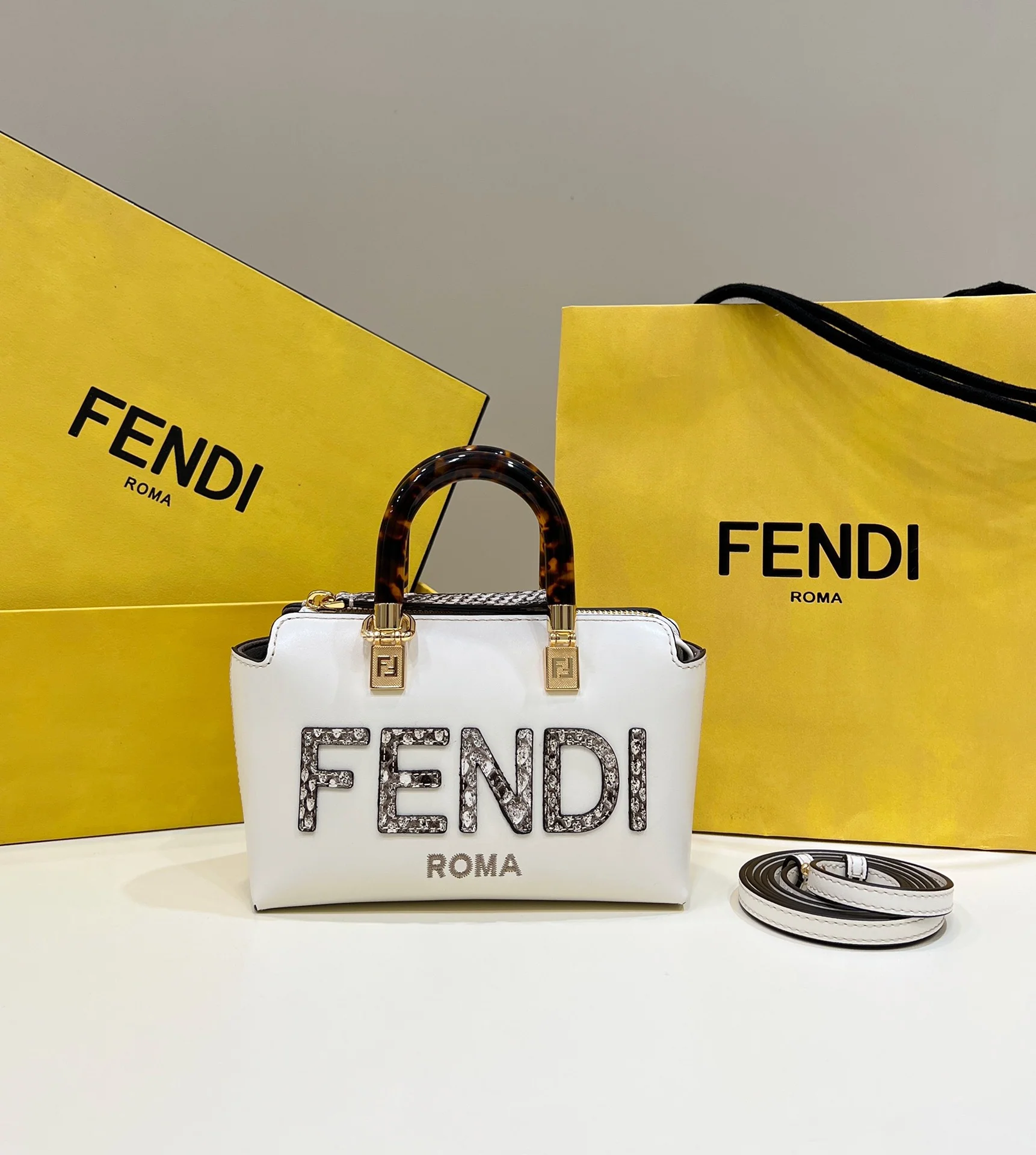 Сумка Fendi Bythe-way Boston - мини - белая - 2