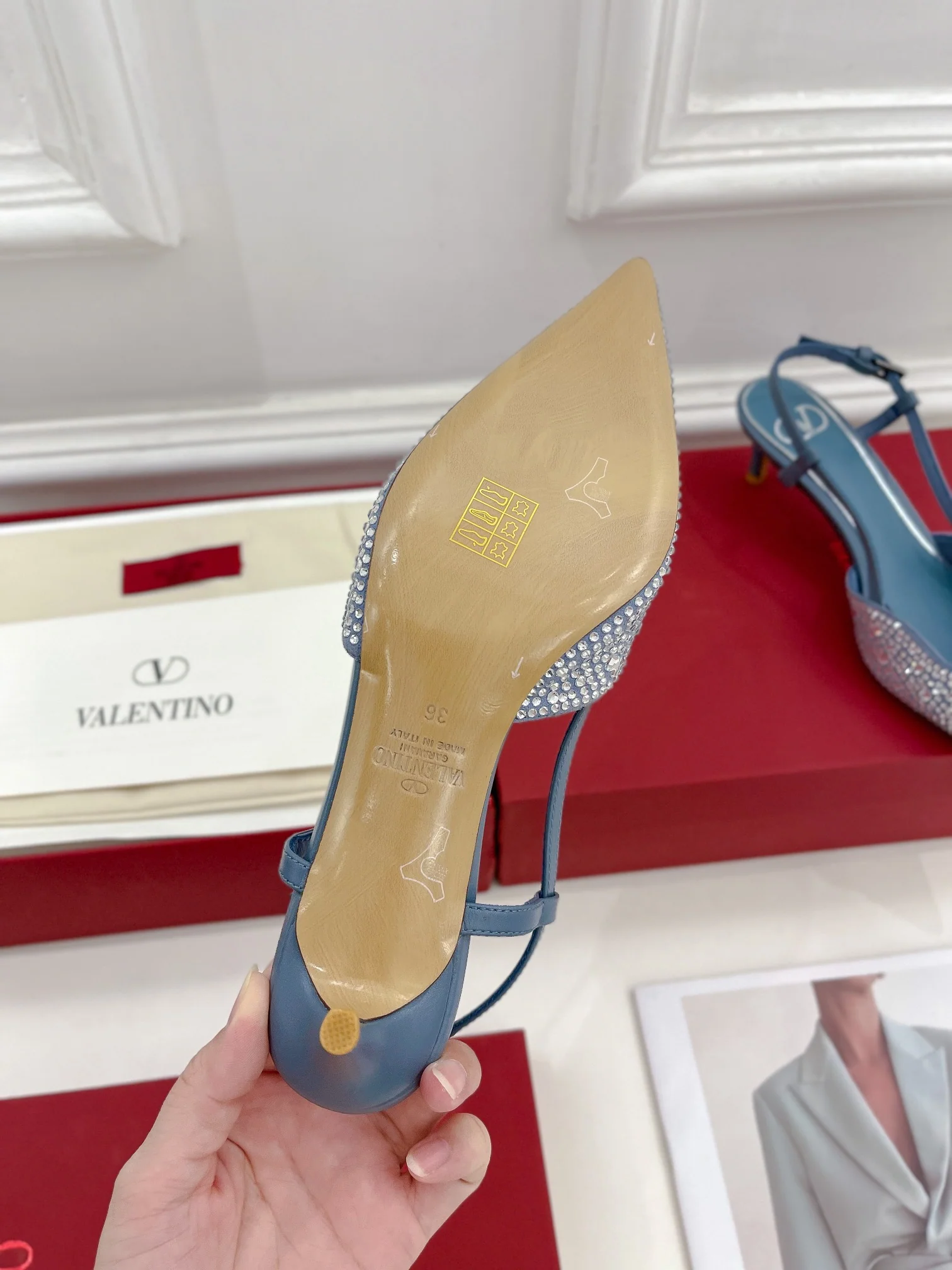 Новинка лета 2023 от Valentino - Серия Roman Stud - Сандалии со стразами - 4-5 см - Светло-голубые