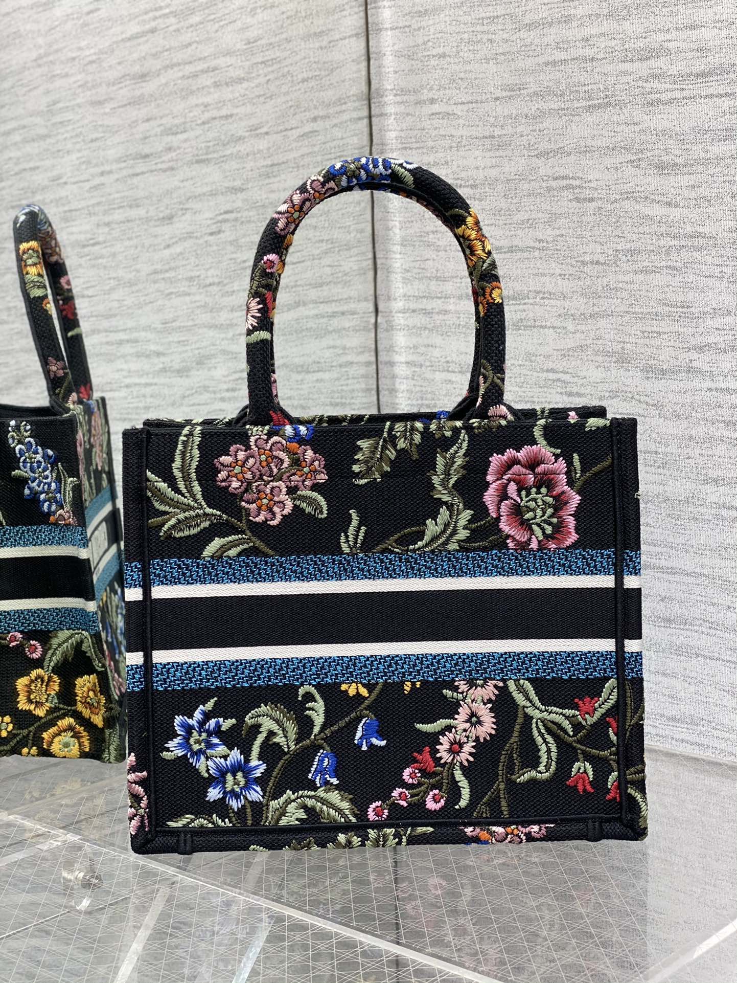 Сумка-тоут Dior Book Tote с вышитой надписью - Черная - Маленький размер 26,5 см