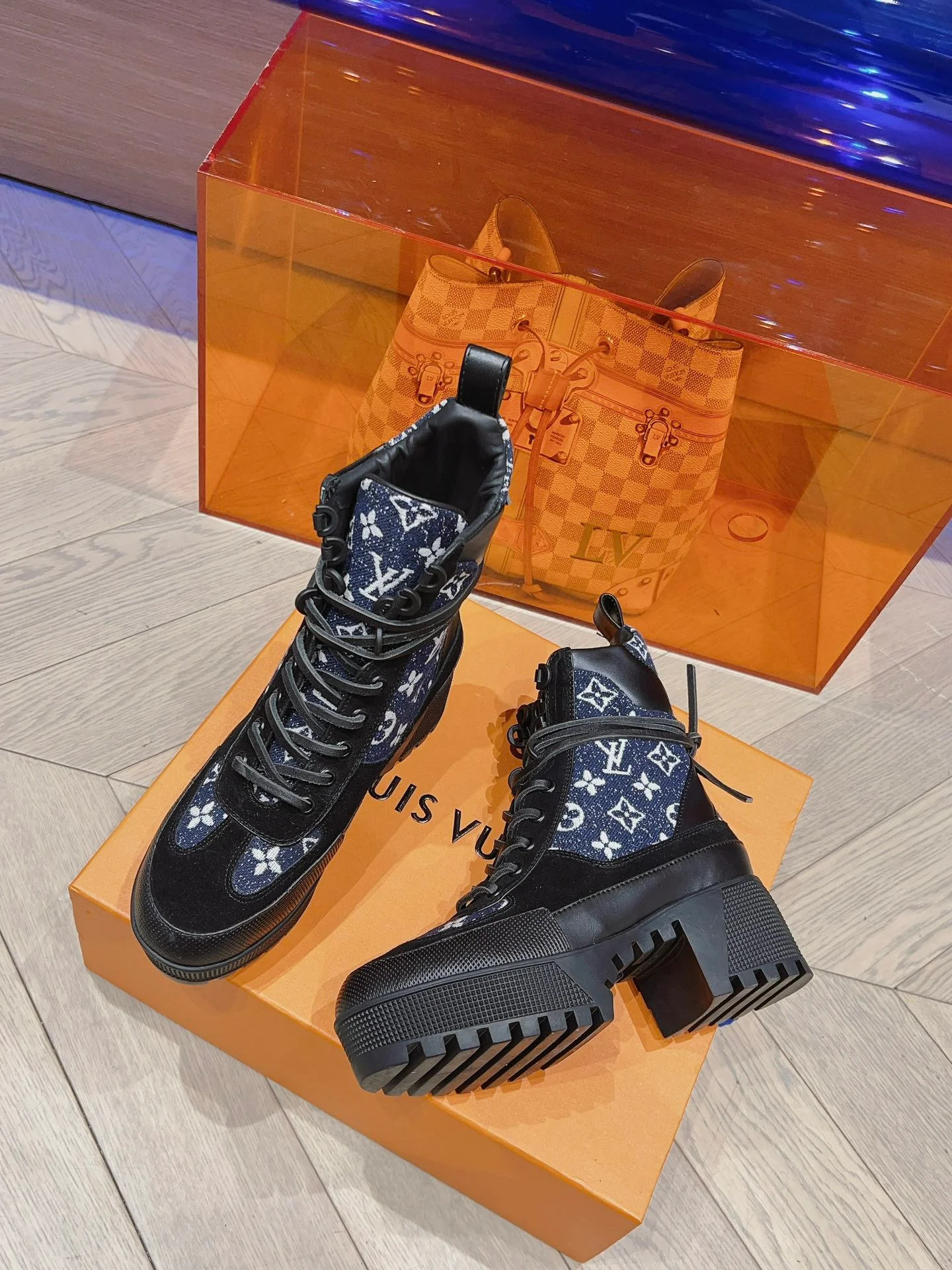 Новинка осенне-зимней коллекции LV 2023 — Ботинки Мартин на высоком каблуке — Черная серия — Модель 3