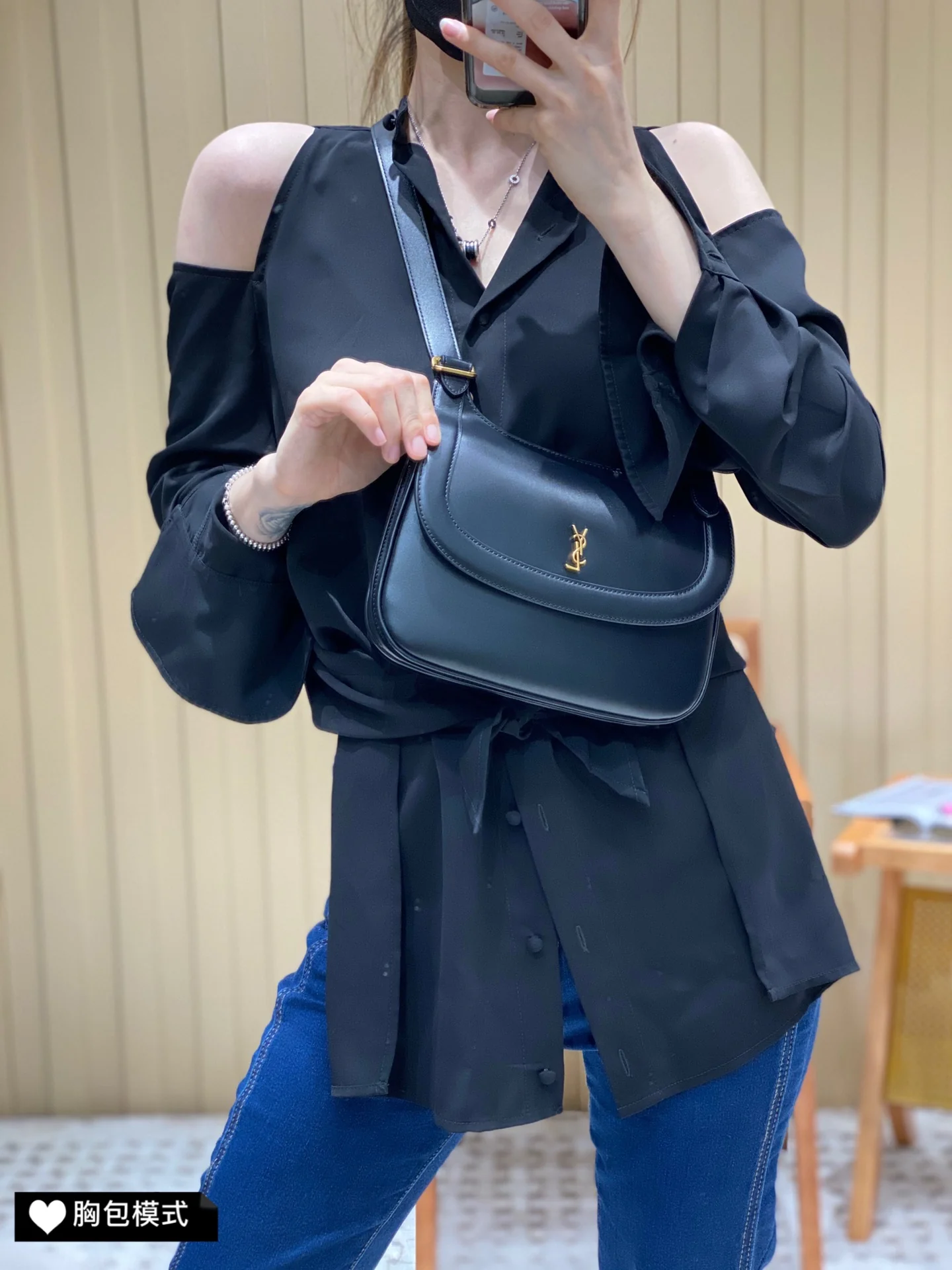 Новинка сезона весна/лето 2022 от YSL - Сумка через плечо/кроссбоди - Фотографии в действии