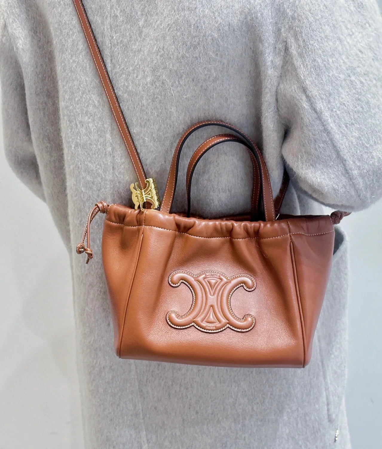 Сумка Celine Cabas Triomphe из гладкой кожи с завязками — коричневая — маленькая