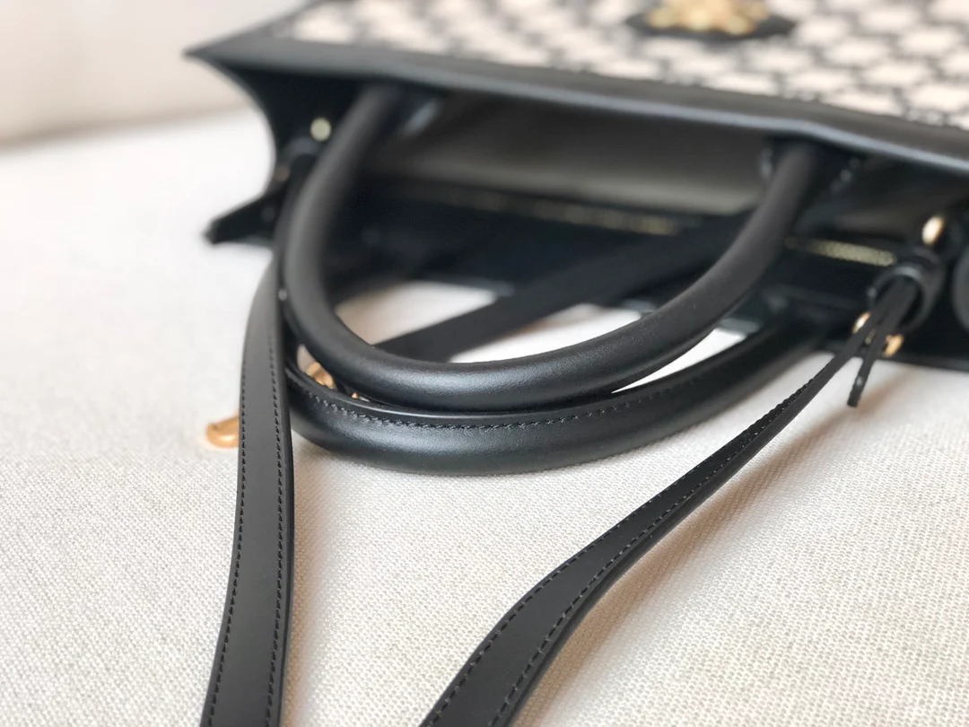 Сумка Celine Cabas Small Triomphe с вышивкой, вертикальная.