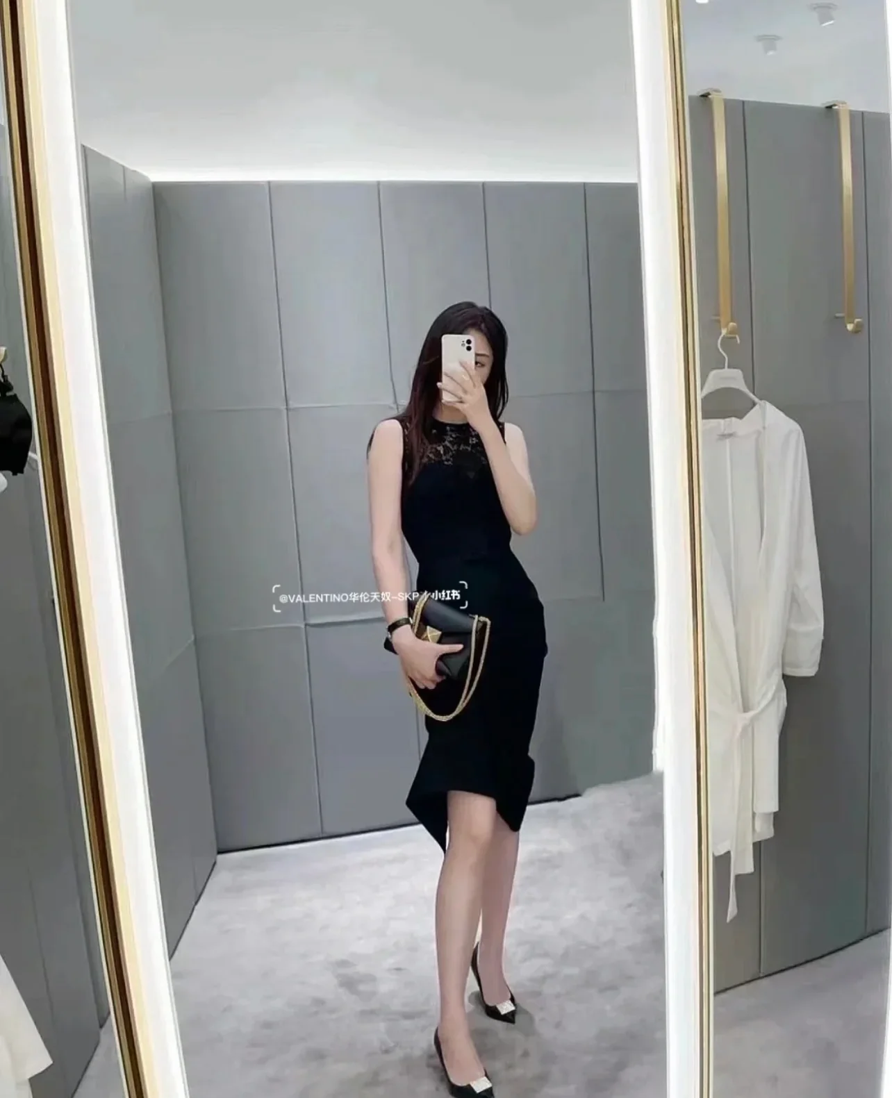 Новинка сезона ?Начало осени? от Valentino 2022 — туфли на среднем каблуке с заклепками — фотографии вживую.