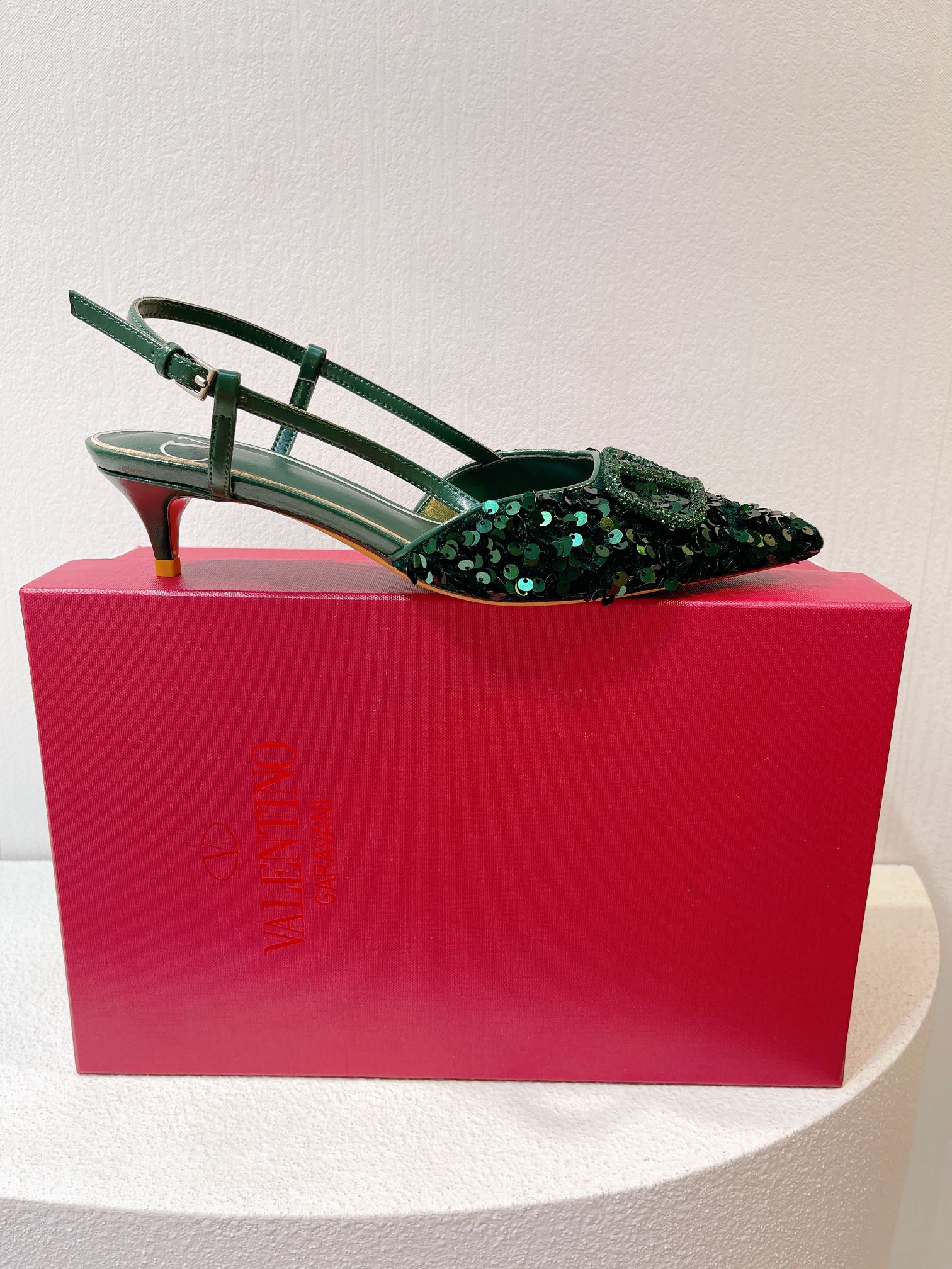 Новинка с официального сайта Valentino 2023 — Глянцевые босоножки на низком каблуке с острым носком — 4 см — Зеленые