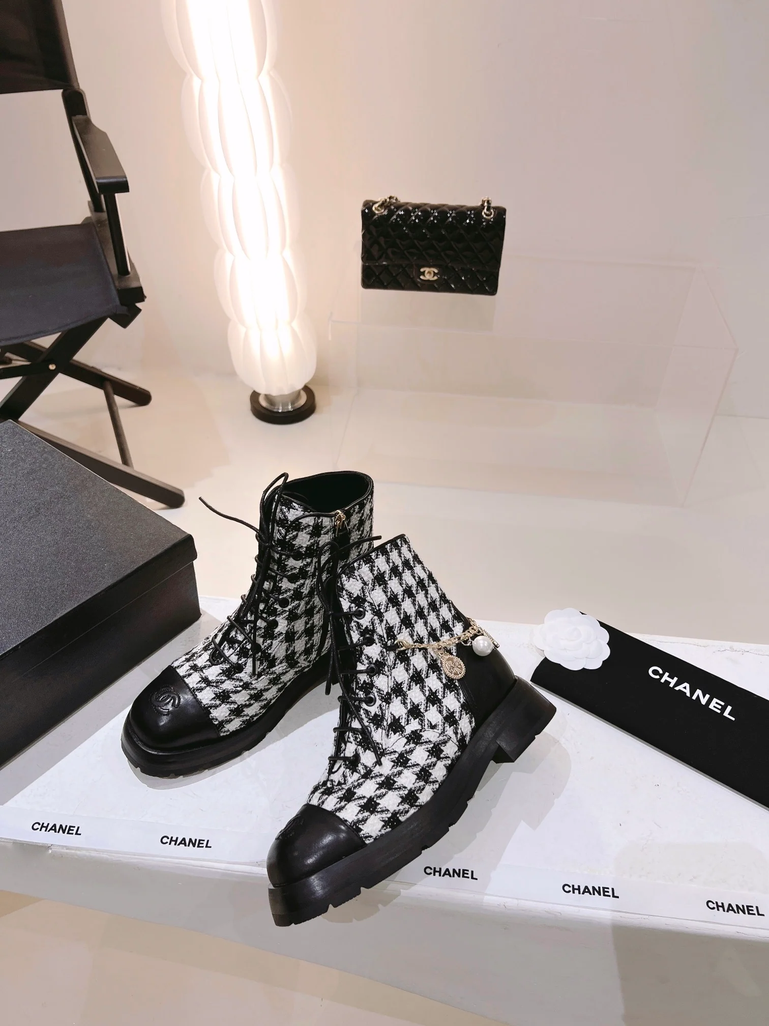 Новинка сезона осень/зима 2022 от Chanel — ботильоны в клетку ?гусиная лапка?.