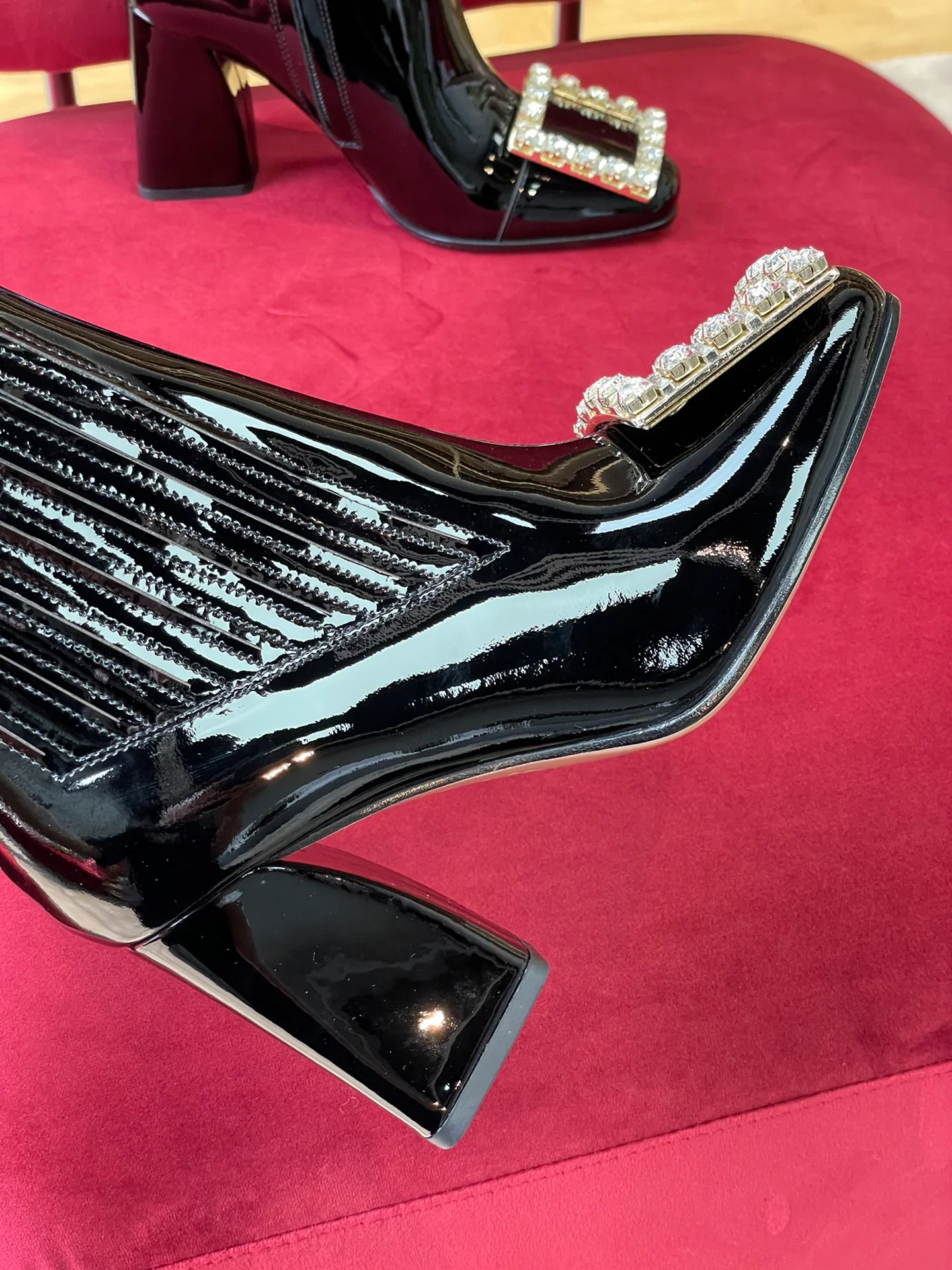 Обувь RV - Коллекция осень/зима 2022 - Лакированные ботильоны с пряжками, украшенными стразами.