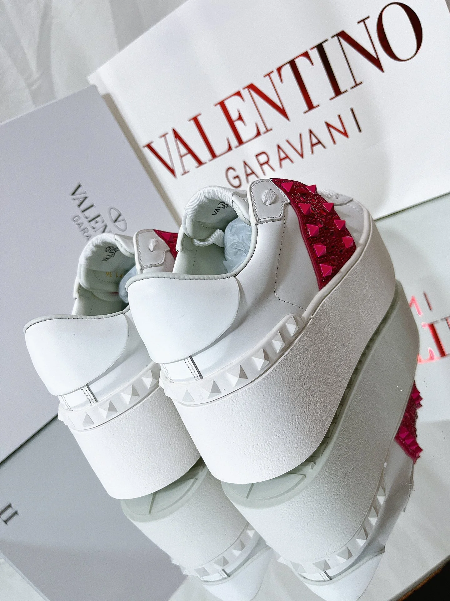 Белые повседневные кроссовки на платформе Valentino - красные