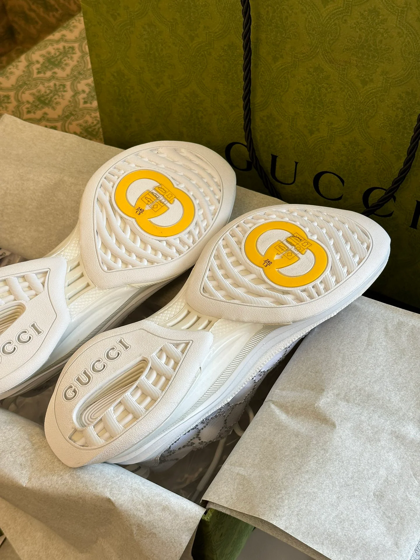 Gucci - Замшевые кроссовки с кристаллами и стразами, белые