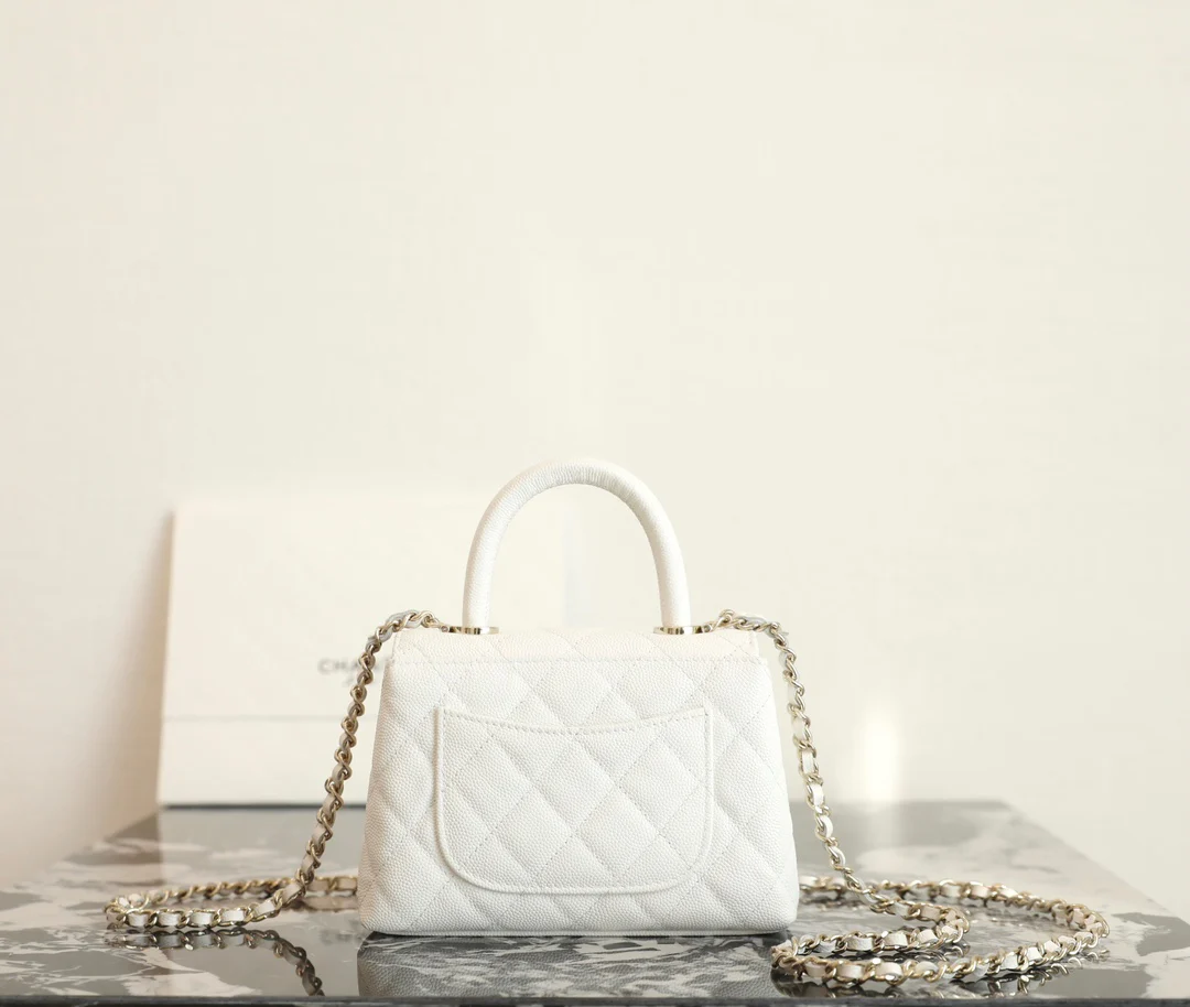 Сумка Chanel с цепочкой и клапаном — белая с фурнитурой из светлого золота.