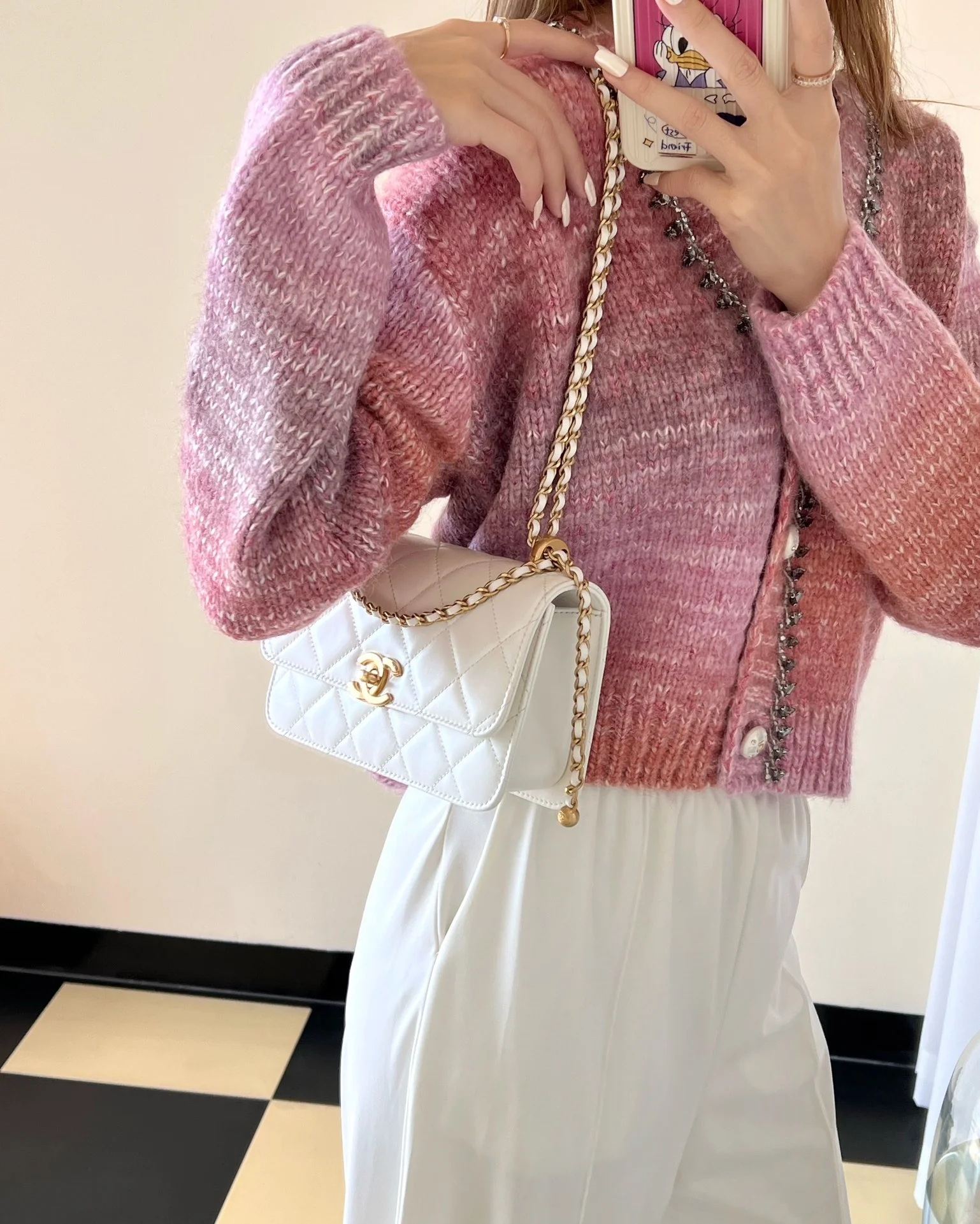 Маленькая белая сумка Chanel 24c с двойным золотым бисером и клапаном.