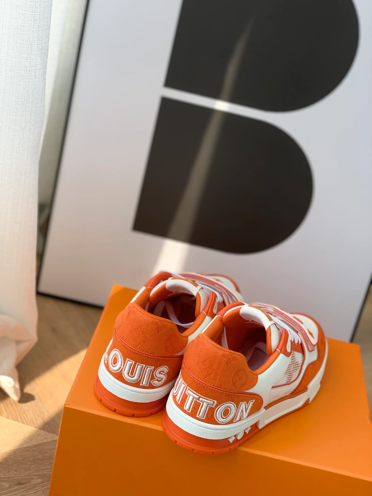 Серия LV-trainer - красные кроссовки