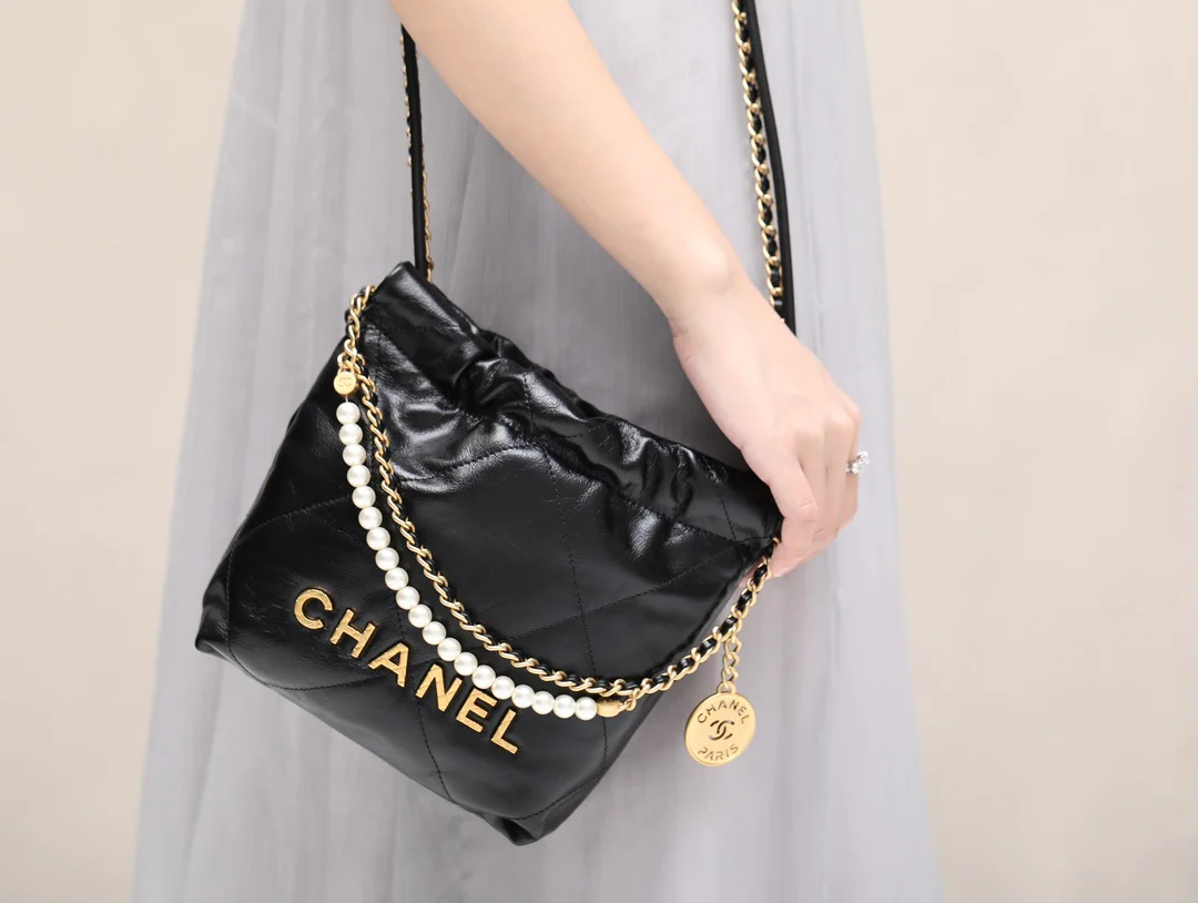 Новинка сезона весна/лето 2023 от Chanel - сумка 22 - мини - черный жемчуг - Фотографии в действии - 1