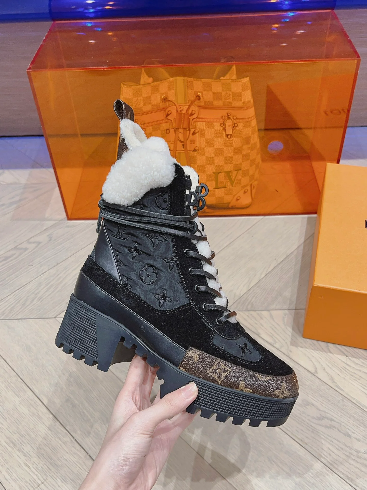 Новинка осенне-зимней коллекции LV 2023 — Ботинки-мартины на массивном каблуке с меховой отделкой — Черные — 1 шт.