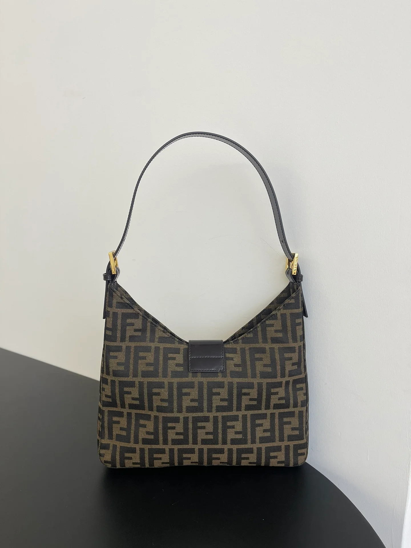 Винтажная сумка Fendi Monogram с золотой пряжкой через плечо