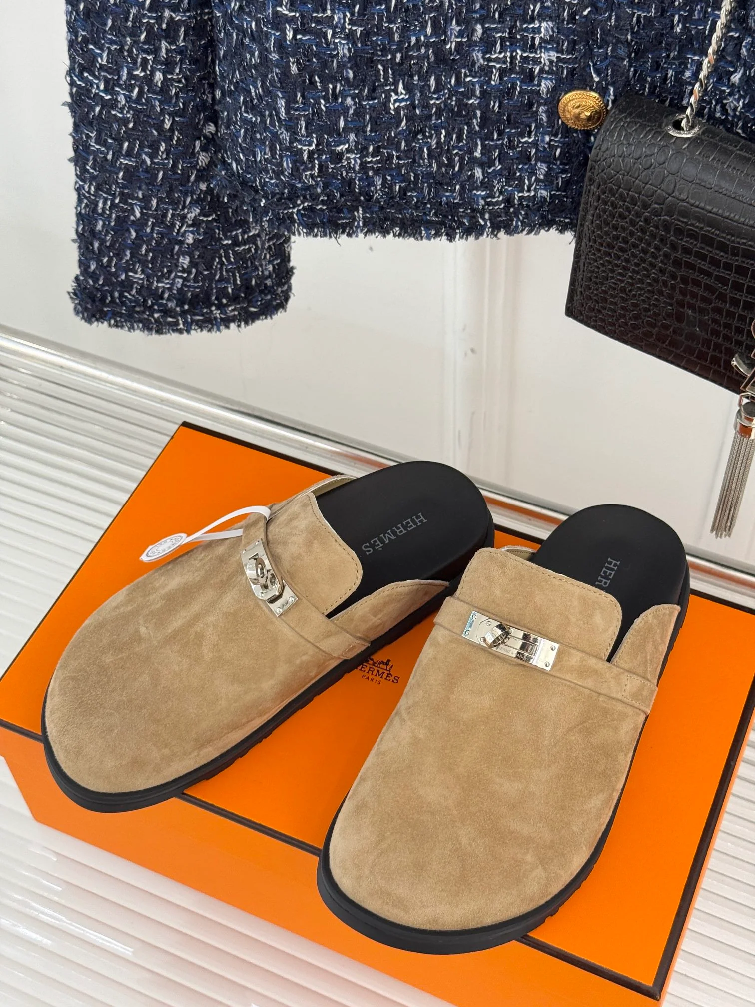 Классические сандалии Hermes Kelly Buckbeak 2024 года — кофейного цвета.