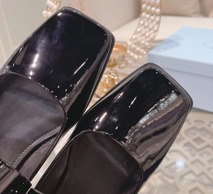 Новинка сезона весна/лето 2023 от Prada - Ретро-балетки с квадратными кольцами - Черные