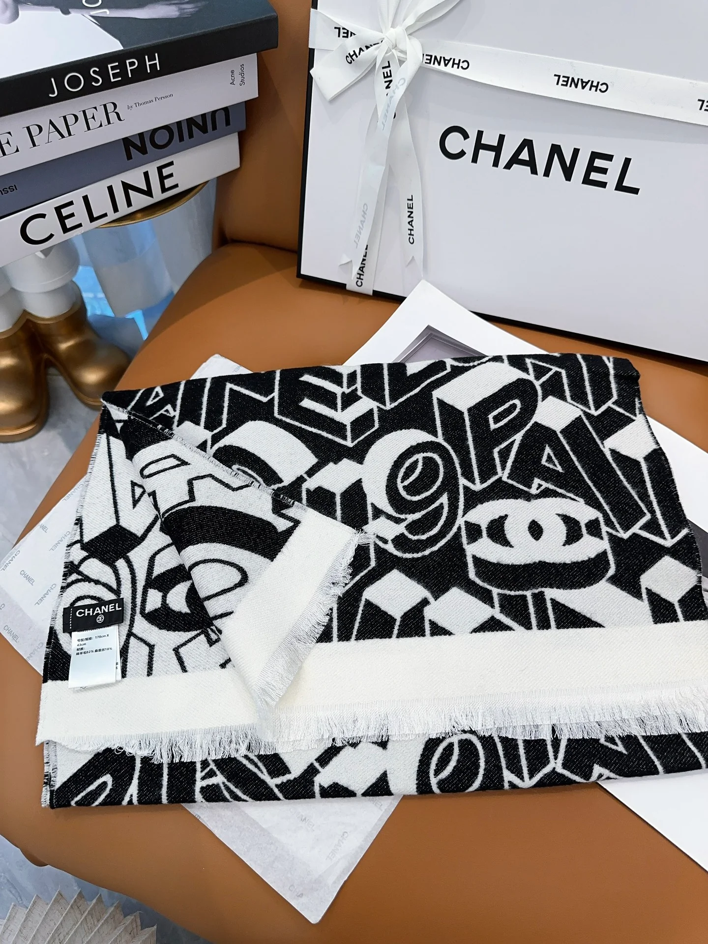 Большой шарф Chanel с буквенным дизайном 2024 года