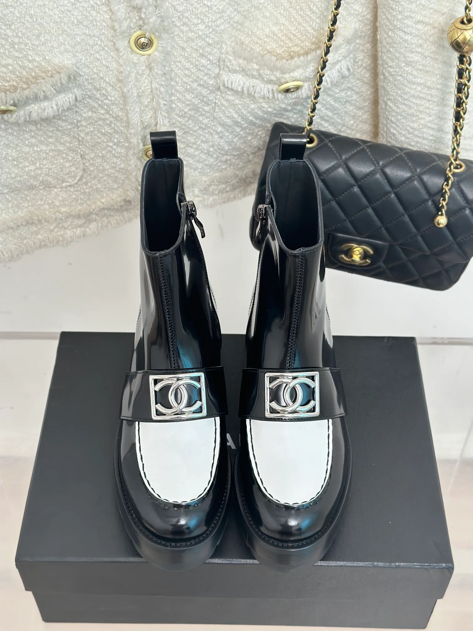 Новинка сезона осень/зима 2023 от Chanel - Ботильоны на массивном каблуке с квадратной пряжкой - Белые