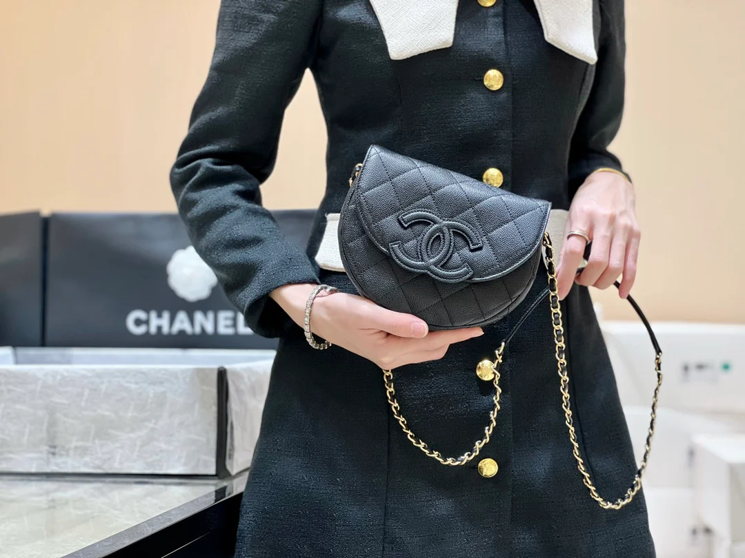 Новинка сезона весна/лето 2023 от Chanel - Стеганая сумка-мессенджер на цепочке - Черная - Фотографии в действии