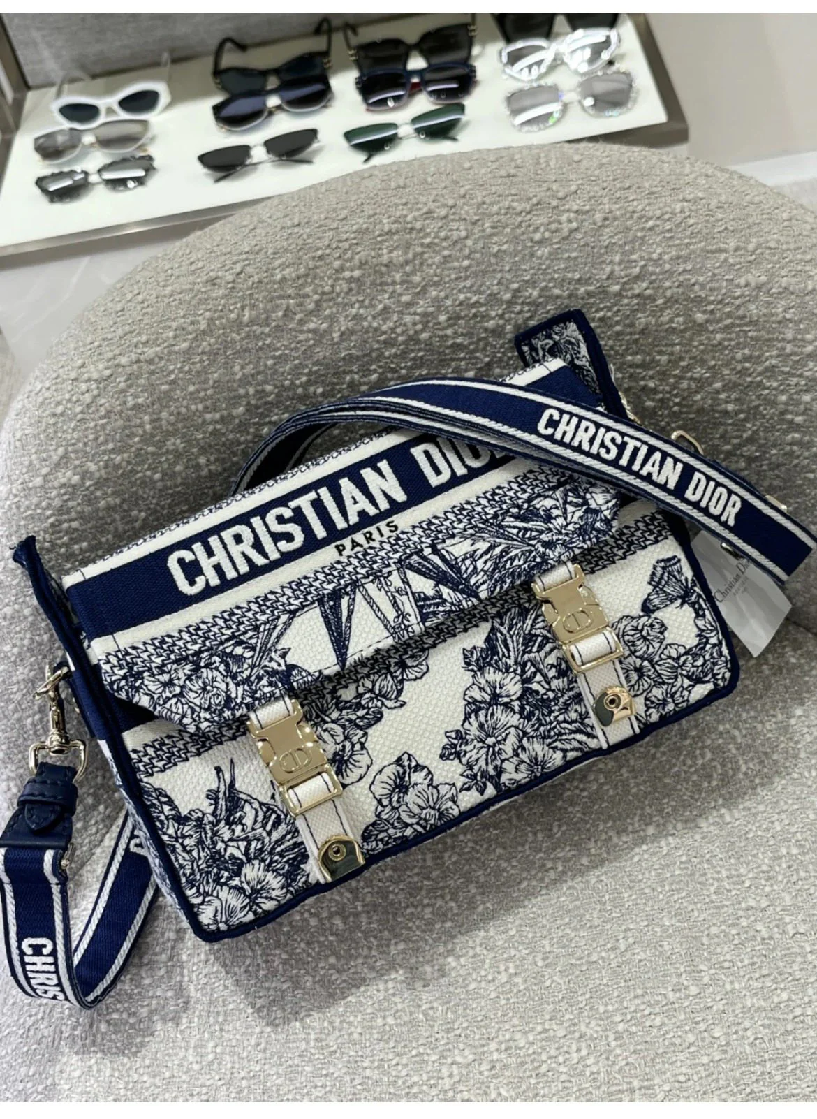 Сумка-мессенджер Dior с вышивкой - 23х8х15 см