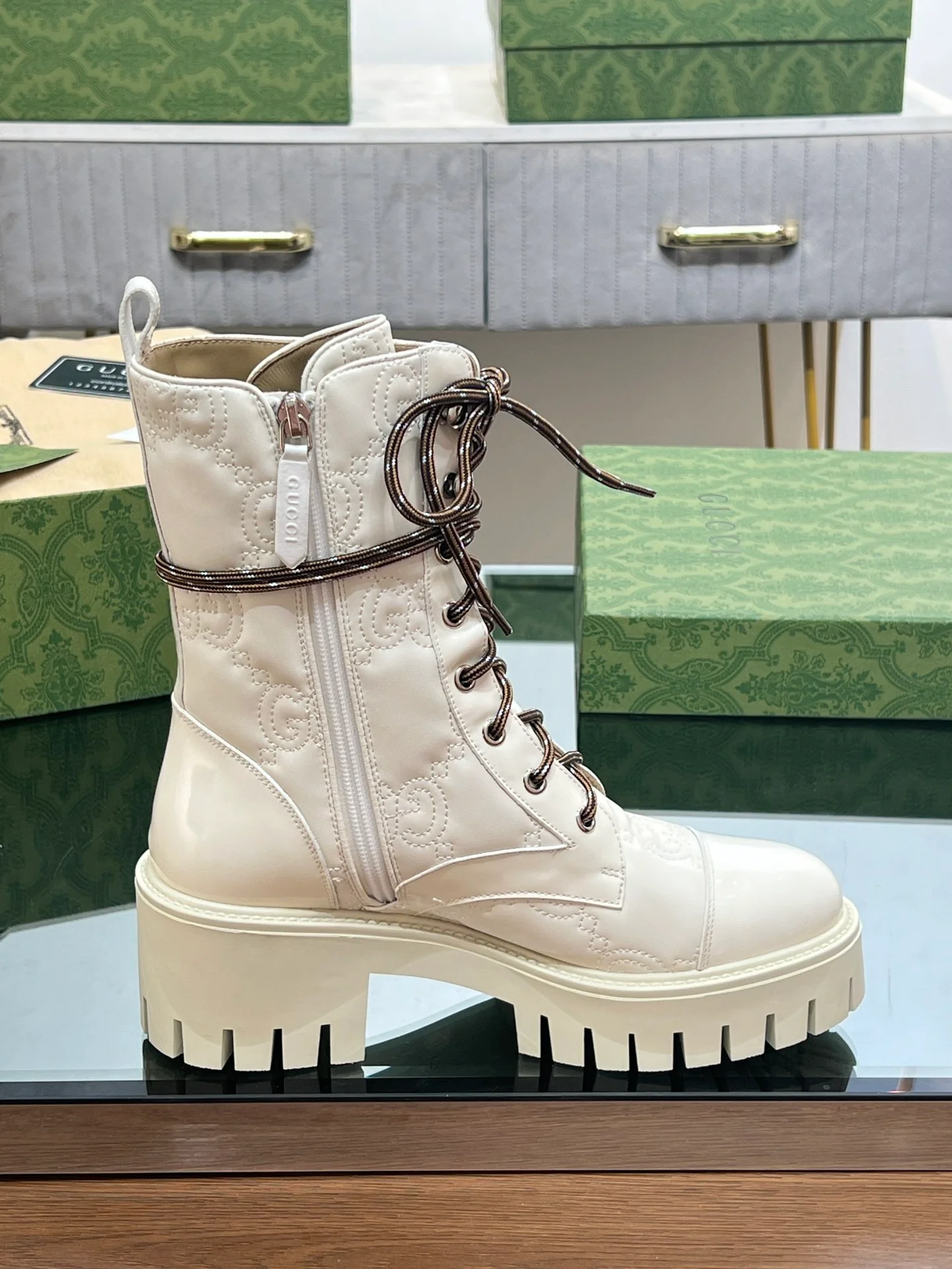 Походные ботинки Gucci с вышивкой и шнуровкой Mattelasse, белые.